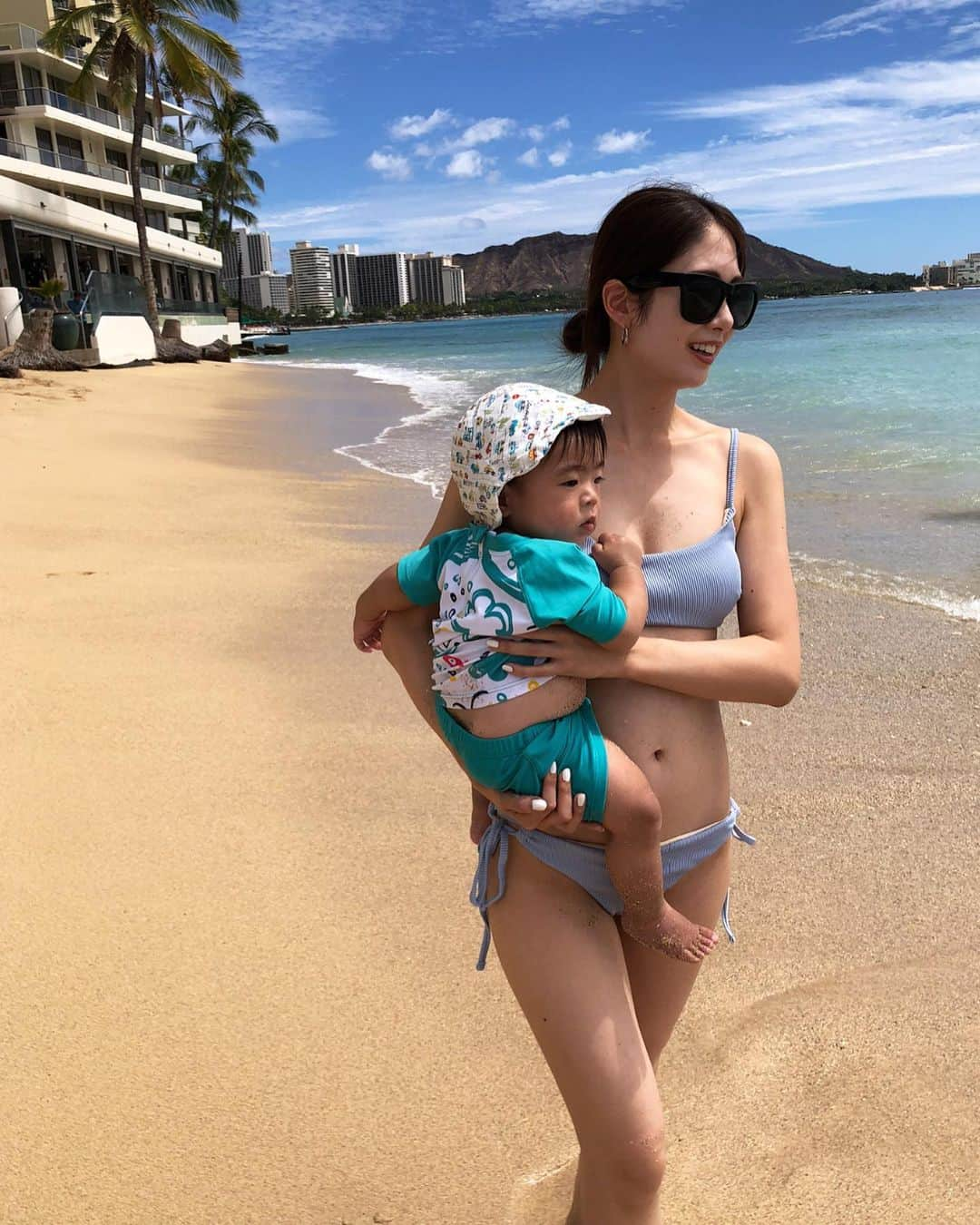 土屋ひかるのインスタグラム：「ハワイの思い出🌊🌴✨ with甥っ子🐒🩵 プライベートの投稿が全く無いとマネージャーさんからご指摘頂いたので、、🤣！笑 先日お休みを頂き、妹のウェディングフォトで👰‍♀️🤵‍♂️ハワイに家族で行っておりました🌺✨  #20年以上振りのハワイ #写真だけ一瞬撮って、即ラッシュガードで肌覆ってます #ビタミンc飲みまくった  #日焼け死守  #甥っ子が可愛くてたまらない  #ハワイ  #ビキニ👙 #ビーチ  #ファミリー  #モデル #neutralmanagement」