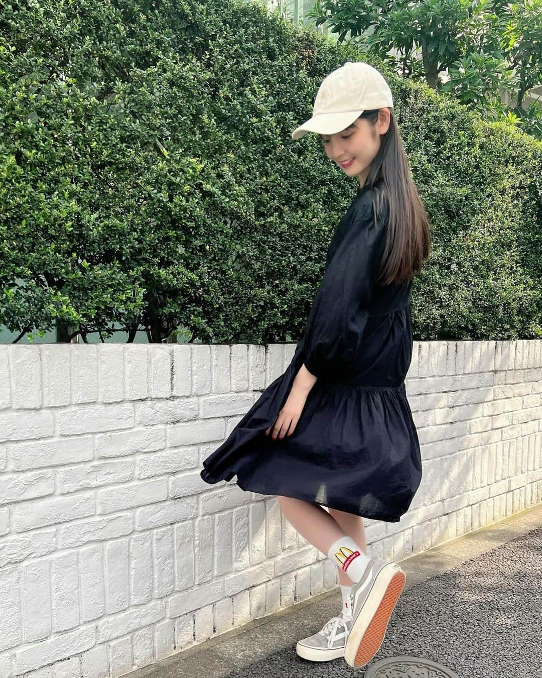 のインスタグラム：「昨日の私♡  石川さん @rika_ishikawa_official と、 @moz_forest_label コラボのキャップ🤍  石川さんのお家に行った時に石川さんからいただきました💖 ありがとうございます！嬉しい❣️可愛い❣️最近よく被ってます😆  靴下は、 YOSHIKO先生からいただきました🍔 色んなチェーン店の靴下があって、選んでいいよー！と言って下さったので… マック大好き人間としてマックの靴下選びました🧦嬉しいーー❤️ @445pin   ネイルは @rmkofficial さんの#ネイルラッカーEX09 オレンジスパイス🧡 めちゃくちゃ可愛い色✨  ここ最近はリハーサル＆レコーディングの日々なので、 すっぴん、もしくは、 まつ毛だけメイクしないメイクです！笑  あーー グラコロ待ち遠しいなぁ…🍔」