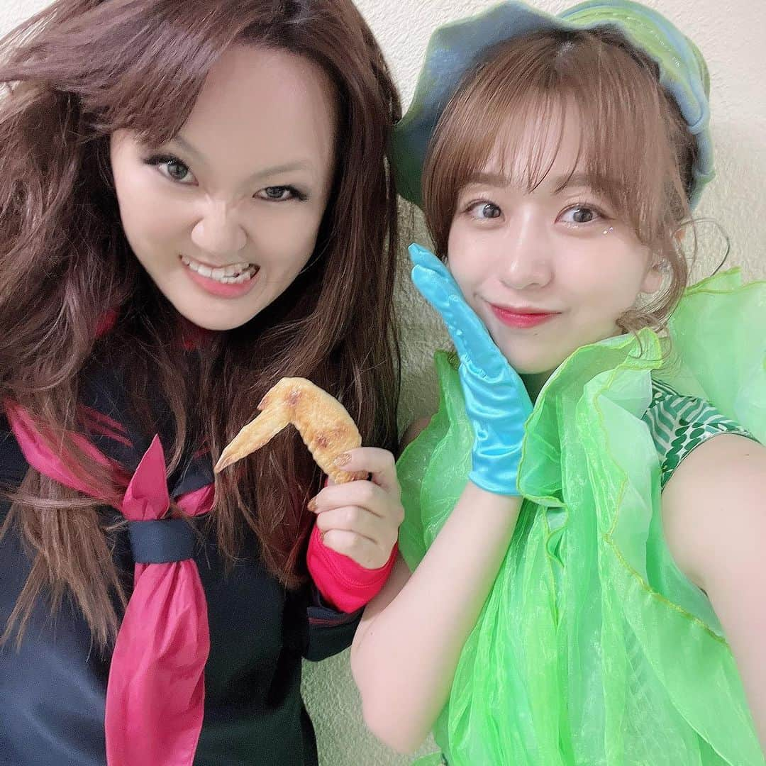 なちゅさんのインスタグラム写真 - (なちゅInstagram)「🍆谷口めぐﾊﾟｲｾﾝ＆篠崎彩奈ﾊﾟｲｾﾝ🥬 新鮮な野菜やで！🥦🍅🥔🧄🥑🌶️🥒🥕🫑🫛🧅🌽🍠✨✨✨ #AKB48武道館 鬼塚だるまは手羽先が1番☝️👹 ホルモンも好きやけど、 たまには野菜も食わなアカンで！  @o_megu1112 谷口ﾊﾟｲｾﾝ🍆なす苦手らしい🍆w 俺と同じや！笑 明太子と茄子の炒め物だと美味しかったで！ｵｽｽﾒ💕笑 🍆ナスめぐ美し過ぎるで✨✨✨  @ayana.s_official あやなーん❤️ コンサートで書道🖌️の指導させてもらった以来😍すぐ声かけてくれたぁ嬉しかったで❣️字もうまくて可愛くて大ちゅき💕 なちゅーぶYouTubeにも映ってくれてありがとう📹✨またあやなんと想い出が出来てとっても嬉しい😍💖‼︎  ﾊﾟｲｾﾝ方が載せてくれた写真も拝借!📷💕 ありがとうやで🌼 マジやで💖  #AKB48 #野菜シスターズ #茄子 #レタス #谷口めぐ #篠崎彩奈  #マジすか学園 #鬼塚だるま」10月26日 10時53分 - nachudesu1223