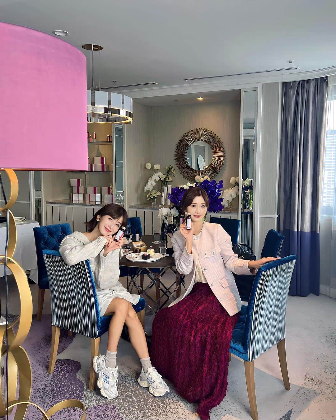 一木美里のインスタグラム：「💜🪻🤍  帰国してすぐ❤︎本日発売 @everyskin_official レスコラドリンクのローンチイベントへ✨長寿遺伝子をONにするレスベラトロール/コラーゲンペプチド/発酵プラセンタ/NMNが入っています。人工甘味料&香料不使用でMade in Japan✨  3年前に出逢ってから、まさにわたしのボディ/フェイスの肌を助けてきてくれたブランド♡健康な肌を育む、がコンセプトです❤︎ @maiko010101 さんのこだわりをいつも伺っているので安心して飲めます🫶🏻健康に過ごしてほしい家族にも贈るつもり🎁✨  #EverySkin#エブリースキン#レスコラドリンク#インナービューティー#PR」