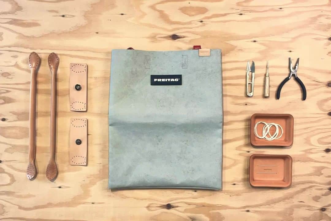エンダースキーマのインスタグラム：「Hender Scheme will launch “FREITAG by Hender Scheme” at sukima Ebisu on October 28th and sukima official online shop on October 29th.  “FREITAG by Hender Scheme” explores the possibilities of successive and circular creation in the concept of 'Niji-sousaku' (meaning secondary creation in Japanese).  In collaboration with Hender Scheme’s new platform “circulation @___circulation___ ”, hands-on workshops will be held. By choosing the off-cut leather handles in exclusive colorways (in natural, black, navy, brown, red and orange) and stitching them to the choice of bodies, you can create one of a kind bag.  There will be units for shooting timelapse movie from bird eye position, capturing the working scene.  「FREITAG by Hender Scheme」は、プロダクトのリリースやワークショップを通して、「二次創作」による創作の連続性と循環の可能性を提示するプロジェクト。  「HS MIAMI VICE workshop」は、プロダクトの「循環」を誘発するプラットフォーム「circulation」と連携した、「HS MIAMI VICE」のボディにレザーハンドルを手縫いで取り付け、自分だけの特別なアイテムを製作するワークショップ。 ワークショップだけのボディとレザーハンドル（natural、black、navy、brown、red、orange、計6色）から好きな組み合わせを選び、モノづくりを体験。  参加者自身のスマートフォンと会場に用意されたスタンド・ユニットを用いて、机上の作業風景のタイムラプス動画・写真撮影が可能。  HS MIAMI VICE workshop 開催日：11月4日(土)、5日(日) チケット：10月29日(日)発売 会場：スキマ 恵比寿（東京都渋谷区恵比寿2-17-20 長谷川ビル） 事前予約制 スキマ official online shop内「circulation」にて参加チケットを販売  movie: Time-lapse video filmed with iPhone  #FREITAGbyHenderScheme #henderscheme #frtg」