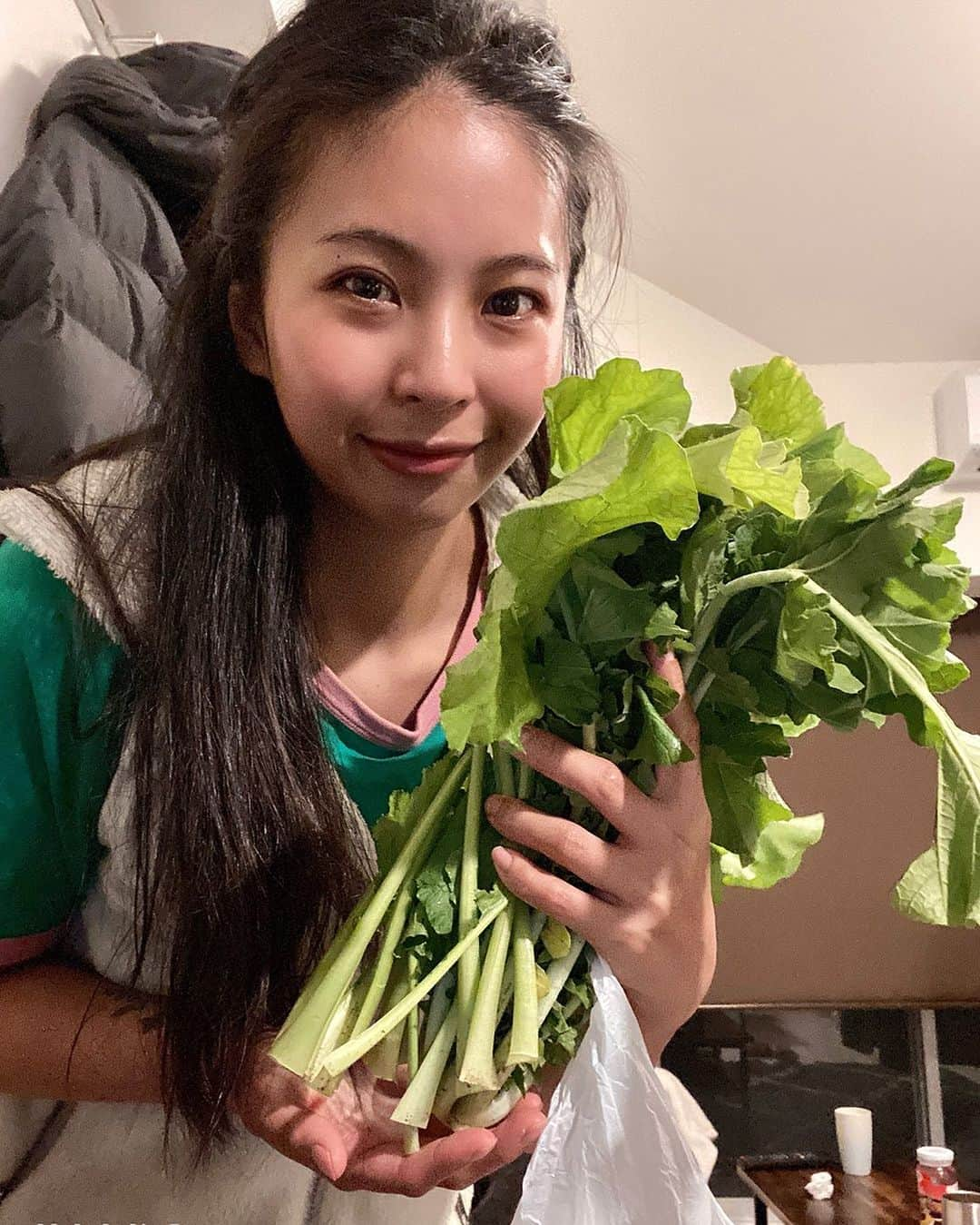 上岡絵理のインスタグラム：「最近は農家さんから旬なお野菜👩‍🌾👨‍🌾 毎週のように届く様に…🫶💙 ✴︎ 傷まないように葉と根は切り分けて保存🥬✨ ✴︎ 21時まで包丁を持ち続けました😂 なのでお風呂上がりでパジャマ姿というわけです🤭🙃🥴 ✴︎ ある意味ハロウィン🎃は私達にとっては 食を楽しむ為のイベント👐 ✴︎ どうせ作るなら… 美味しいご飯を食べてもらいたい👻 ✴︎ #ハロウィン #旬の野菜 #生きる意味 #たいちゃん #いつもありがとう #今自分にできること  #クライミング #ボルダリング #アウトドア #クライミング女子 #ボルダリング女子 #登山 #クライマー  #climbing #climb #rock #rockclimbing #sportclimbing #climblikeagirl #shortpersonbeta  #training #bouldering #outdoor #climber #sports #athlete#twins」