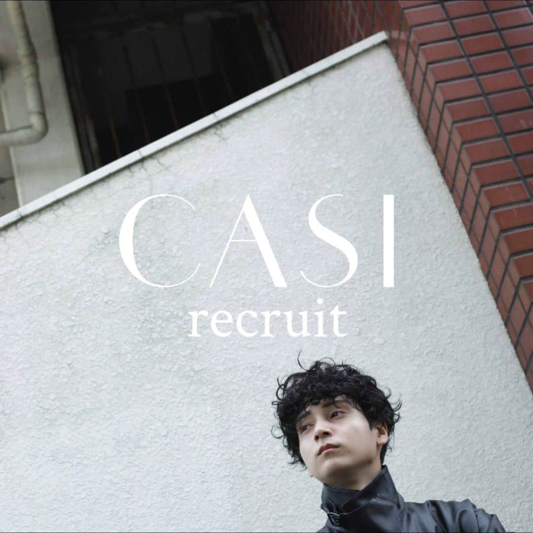 並木一樹のインスタグラム：「RECRUIT  この度 CASIは事業拡大の為、新しく一緒に働いてくれる仲間を募集します。  中途アシスタント、新卒アシスタントの募集になります。  【定員】若干名 ◼︎〆切 決まり次第終了とさせて頂きます。 （現在サロンに在籍中の方でもご相談ください） ◼︎応募条件 ・美容師免許保持者 ・ファッションと美容が好きな方 ・やる気があり、毎日を楽しめる人。 ・SNSでのセルフブランディングを強めたい人。 ・Instagram、リール等の、撮影、編集、発信に興味がある人 ・オシャレなメンズスタイルを積極的に学び強めたい人 　 そんな中途、新卒男性アシスタントを募集しています！  ▷中途採用募集中につき サロン見学クーポン U23（1.2年目の）美容師アシスタントの方　 代表 並木 cut施術料金40%オフ ご予約時にお伝えください。  ◽︎アシスタント 基本給190,000円〜200,000 年次昇給あり 歩合手当有り（50%バック） スパ手当有り（30%） 店販手当有り（20%）  ・完全週休二日制　有給12日〜（3連休、土日休みも可） ・夏季休暇　冬季休暇（6連休）　有り ・社会保険完備 ・交通費支給(15,000円まで) ・撮影費手当 ・店販手当有り ・社員旅行有り ・産前・産後休暇有り ・育児休暇有り  ◼︎必要書類 ・履歴書 ・好きなファッション感のわかる全身写真、数枚 ・自身のInstagram ID ・今できる技術をお送りください。 DMから以上の必要書類をデータにて、お送りください。 履歴書はスクリーンショットでも構いません。  書類審査の後、サロンにて面接を行います。  ・少しでも気になっていただけた方、美容師として新しい働き方をしていきたい方、まずは @casi.hair  の　"CASI採用担当宛"まで DMでお気軽にお問い合わせくださいませ。 皆様のお問い合わせを心よりお待ちしております。」