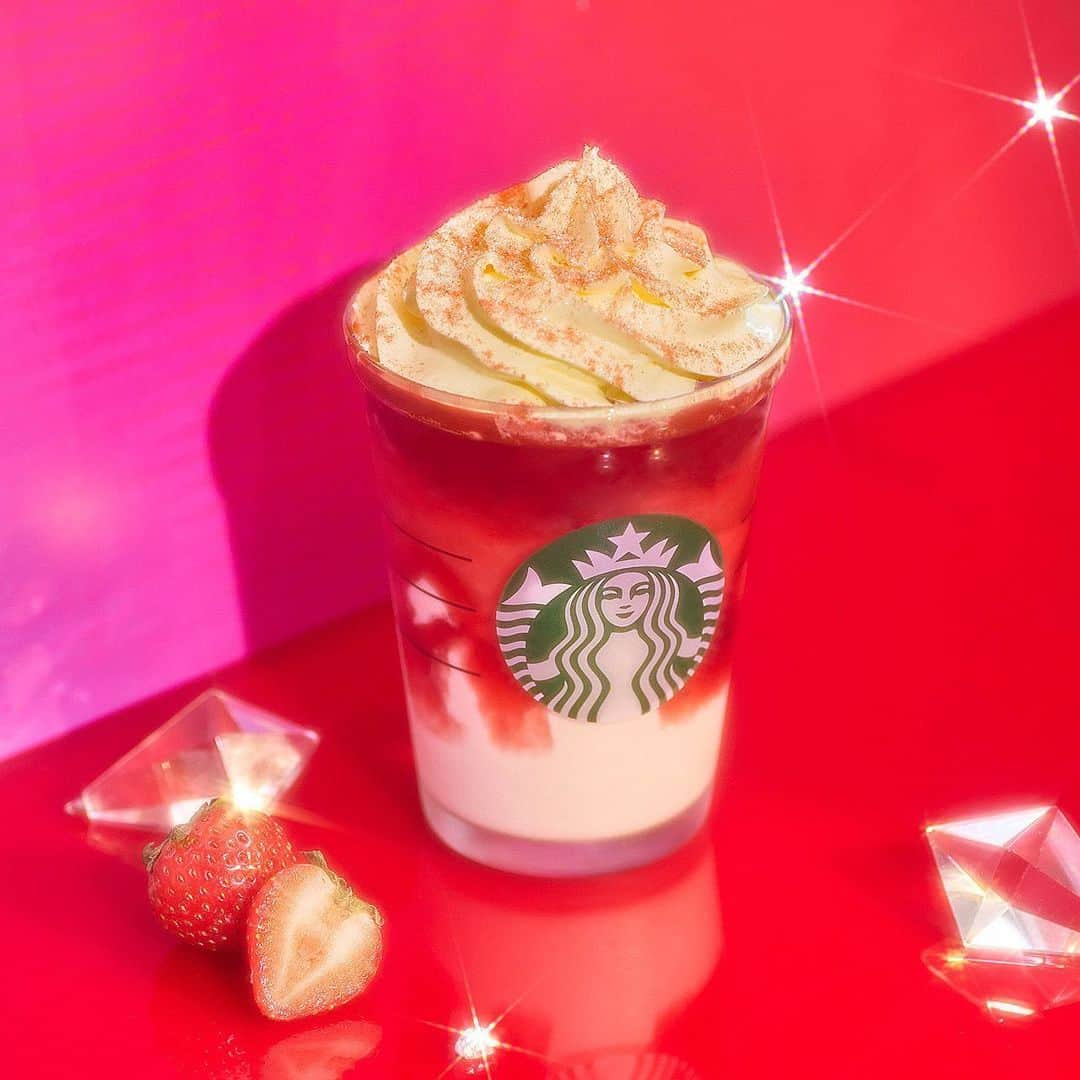 スターバックス JPのインスタグラム：「🎄❤️ 11/1(水)からスターバックスのホリデーシーズンがスタート✨  『#ストロベリーメリークリームフラペチーノ』が新登場🍓 甘酸っぱいストロベリーとまろやかなコクの“メリークリーム”が織りなす、ホリデーシーズンの始まりを告げる一杯です。  どうぞお楽しみに😉  #新作フラペチーノ #スターバックス #スターバックスホリデー」