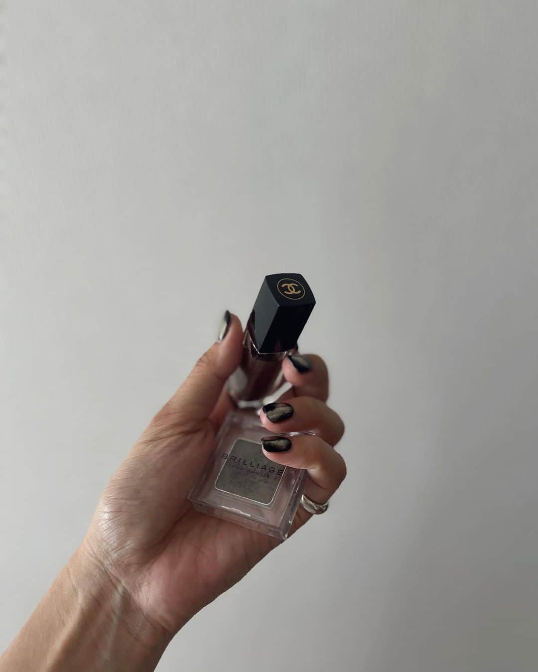 かんだまのインスタグラム：「時短メイク用品として使っているCHANELのオンブルちゃん詳細🫡大変お待たせいたしました！  CHANEL オンブル プルミエール ラック28 デザートウィンド  zozotownでも取り扱いされてたので、私はzozoポイントでゲット！ラメだけど細かくてそんなギラギラしないから秋冬も使いやすいし、単色使いしてもジュワッと色が着くからいい。 最近はブリリアージュのカーキを目尻側に重ねて秋っぽく。ブリリアージュはさらっとしてるのに発色がとにかく綺麗だから、濃い色のアイシャドウも上品に使えて30代の今の気分にピッタリ🙆‍♀️  ブリリアージュ ワンダークリエイションA04  こんな感じー！☺︎  #時短メイク #秋メイク #ワーママ」