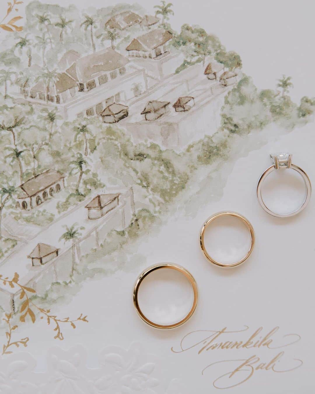 Veronica Halimさんのインスタグラム写真 - (Veronica HalimInstagram)「Putri and Michael's wedding at Amankila, Bali, was filled with so many exquisite details. Everything was perfection! Thank you for letting us design your wedding stationery 🤍 —  #amankila #baliwedding #bali #truffypi #weddinginvitation #bespokestationery  #weddinginspiration #カリグラフィー　#ウェディング　#ウェディングアイテム #weddinginspiration #weddingdesigner #papers #goldfoil #weddingtrend #veronicahalim #weddingpapers #ldvh」10月26日 11時12分 - truffypi