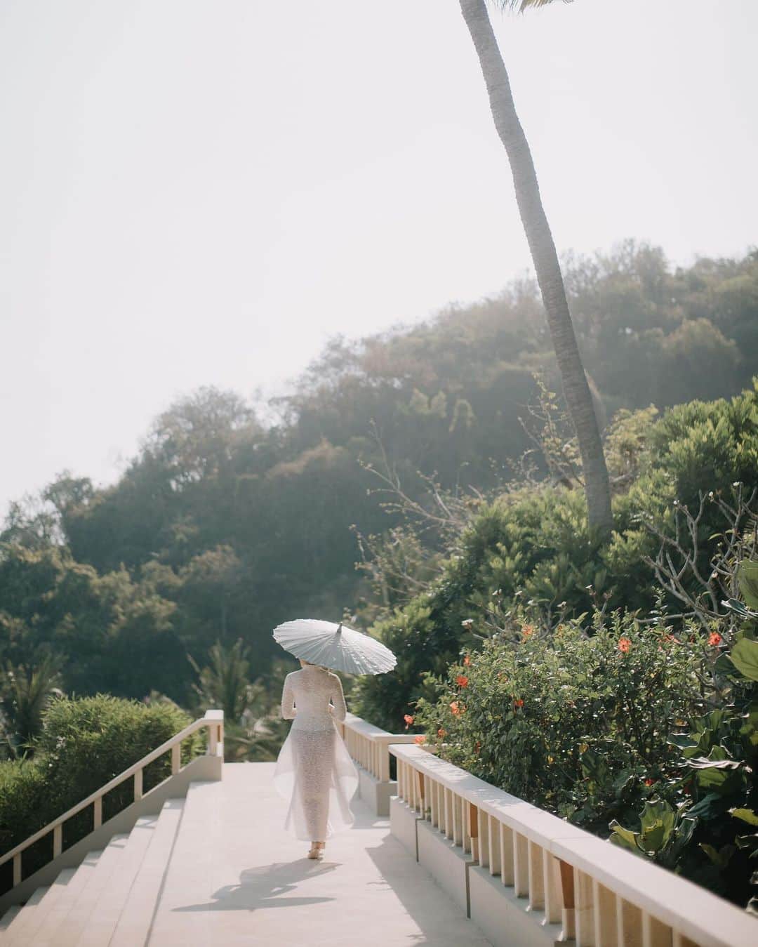 Veronica Halimさんのインスタグラム写真 - (Veronica HalimInstagram)「Putri and Michael's wedding at Amankila, Bali, was filled with so many exquisite details. Everything was perfection! Thank you for letting us design your wedding stationery 🤍 —  #amankila #baliwedding #bali #truffypi #weddinginvitation #bespokestationery  #weddinginspiration #カリグラフィー　#ウェディング　#ウェディングアイテム #weddinginspiration #weddingdesigner #papers #goldfoil #weddingtrend #veronicahalim #weddingpapers #ldvh」10月26日 11時12分 - truffypi