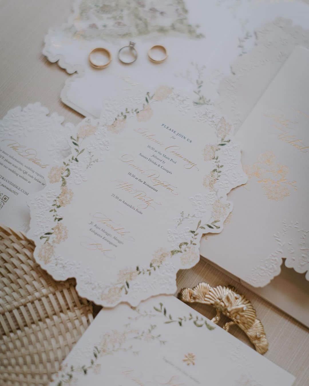 Veronica Halimさんのインスタグラム写真 - (Veronica HalimInstagram)「Putri and Michael's wedding at Amankila, Bali, was filled with so many exquisite details. Everything was perfection! Thank you for letting us design your wedding stationery 🤍 —  #amankila #baliwedding #bali #truffypi #weddinginvitation #bespokestationery  #weddinginspiration #カリグラフィー　#ウェディング　#ウェディングアイテム #weddinginspiration #weddingdesigner #papers #goldfoil #weddingtrend #veronicahalim #weddingpapers #ldvh」10月26日 11時12分 - truffypi