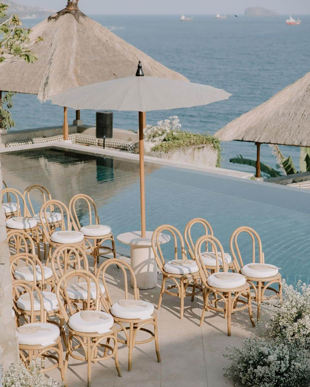 Veronica Halimさんのインスタグラム写真 - (Veronica HalimInstagram)「Putri and Michael's wedding at Amankila, Bali, was filled with so many exquisite details. Everything was perfection! Thank you for letting us design your wedding stationery 🤍 —  #amankila #baliwedding #bali #truffypi #weddinginvitation #bespokestationery  #weddinginspiration #カリグラフィー　#ウェディング　#ウェディングアイテム #weddinginspiration #weddingdesigner #papers #goldfoil #weddingtrend #veronicahalim #weddingpapers #ldvh」10月26日 11時12分 - truffypi