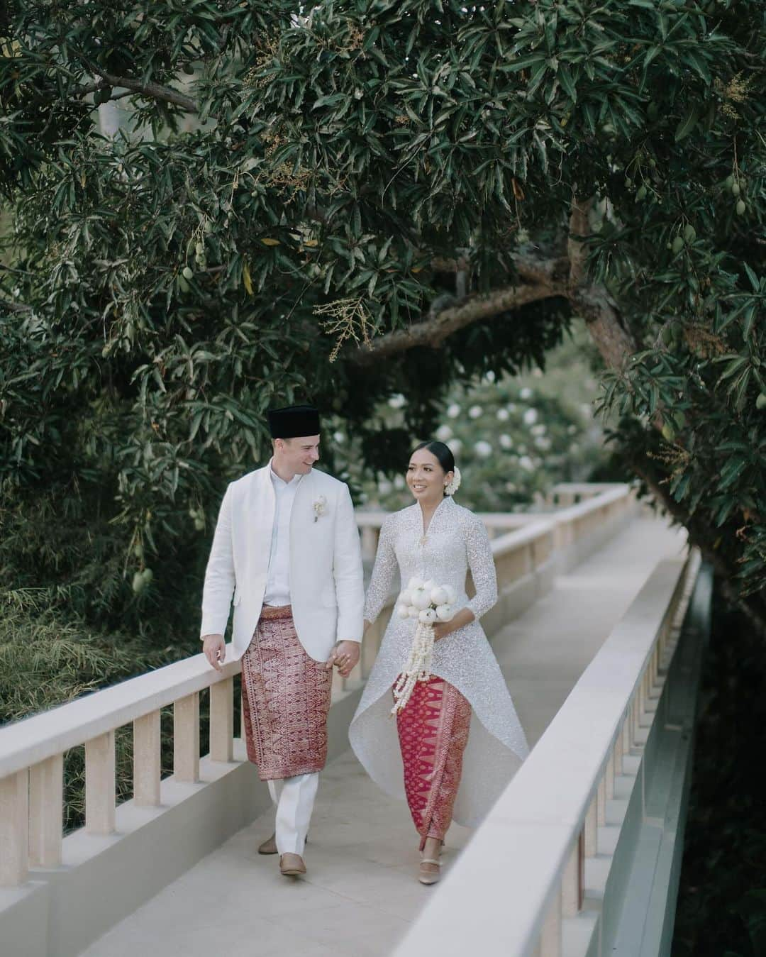 Veronica Halimさんのインスタグラム写真 - (Veronica HalimInstagram)「Putri and Michael's wedding at Amankila, Bali, was filled with so many exquisite details. Everything was perfection! Thank you for letting us design your wedding stationery 🤍 —  #amankila #baliwedding #bali #truffypi #weddinginvitation #bespokestationery  #weddinginspiration #カリグラフィー　#ウェディング　#ウェディングアイテム #weddinginspiration #weddingdesigner #papers #goldfoil #weddingtrend #veronicahalim #weddingpapers #ldvh」10月26日 11時12分 - truffypi