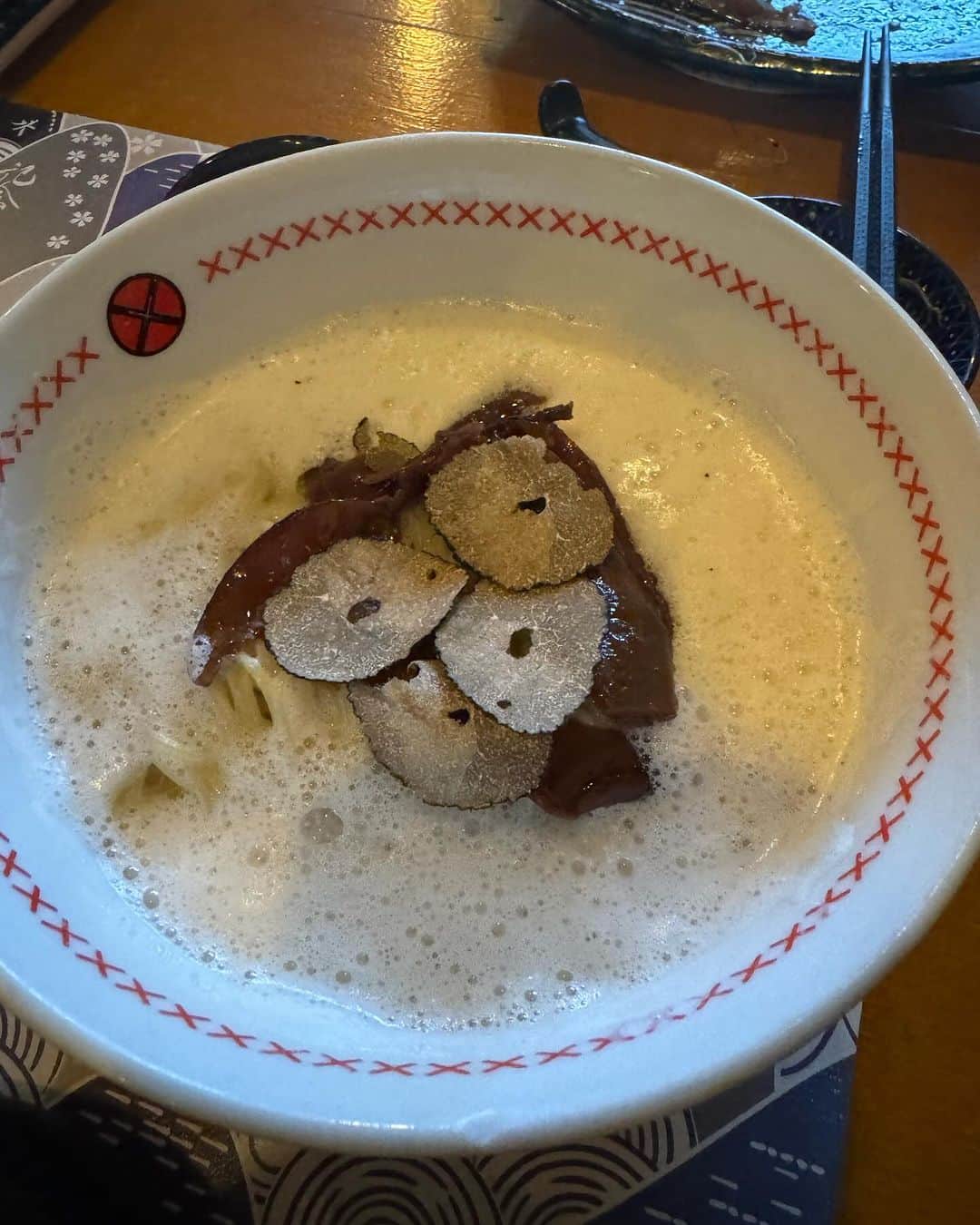 河原秀登さんのインスタグラム写真 - (河原秀登Instagram)「Amsterdamのトリュフ王 マッシモさんのトリュフまじ香りや歯応え別格でした。日本に戻ってきてもまだ香る 松茸をコンフィした時もトリュフ使ったから。贅沢な一杯でした🍄🍄🍄🍜#truffe」10月26日 11時12分 - hidechan1223
