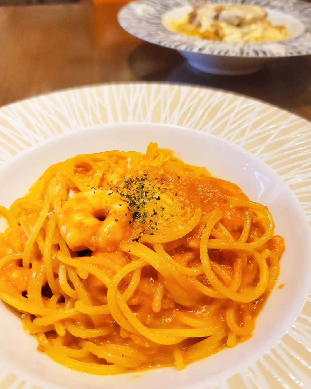 石関友梨さんのインスタグラム写真 - (石関友梨Instagram)「KOP出場店紹介🇮🇹とろ〜りとろけるトロトロ〜ほっぺた落ちる‼️  【シラクラ】 🇮🇹赤城鶏のホロトロチーズソース  ブランド鶏をドカッとのったチーズソースのパスタ 名前だけでは伝わらないこのパスタの美味しさ‼️  赤城鶏はホロホロ…というかもはや 柔らかすぎて歯が要りません😂飲めますw  そしてチーズソース。想像していたソースとは違いました トリュフの香りがふんわり〜…からの味の奥行きの先に 香味野菜と赤城鶏の出汁ブイヨンのスープ(ラグーソース) を加えたチーズソース🧀  チーズだから冷めたら固くなると思いきや 温かくても冷めてもとろ〜りトロトロ 美味しいパスタです🍝😭  ◆＊◇＊◆＊◇＊◆＊◇＊◆＊◇＊◆＊◇＊◆＊◇＊◆  【SHIRAKURA Bistro and Bar】 群馬県高崎市棟高町1802-17⁡ ⁡(高崎イオン前のバイパス沿い) @shirakura_bistoro_and_bar   営業時間  Lunch 11:30-15:00   Dinner 18:00-21:00 定休日  日曜日(祝祭日を除く)  〖店舗紹介〗 イタリアンとフレンチを融合させた地中海郷土料理の楽しめる、カジュアルなビストロ＆バー。2015年に準優勝した自家製ミートソースの「ナポネーゼ」は今も尚人気メニューです。食材にもこだわり、シェフ自ら仕入れる選りすぐりの牛・豚・鶏はすべて群馬県産のもの。また、韓国の新感覚かき氷「ナイフで食べる糸ピンス」や「バナナのパンナコッタ」などのデザートも魅力的です。ランチ、ディナーそれぞれの顔があり、隠れ家的なビストロです。昨年には、焼鳥・刺身を中心に豊富な日本酒を揃える居酒屋「おおくら」をオープン。居酒屋でありながら〆にパスタを食べれるなど、少し洋風な要素も取り入れています。両店で片手に、旬な食材を使った料理をぜひ楽しんでください。  🌼他おすすめパスタ🌼 「エビのトマトクリームパスタ」  ◆＊◇＊◆＊◇＊◆＊◇＊◆＊◇＊◆＊◇＊◆＊◇＊◆  👑キングオブパスタ2023👑 高崎市「もてなし広場」10:00〜16:00開催！   高崎駅西口から徒歩10分程 駐車場はお近くの有料駐車場にお願い致します  1枚のチケットで5食のパスタを食べ比べ 美味しかった＆お気に入りパスタに投票してください🇮🇹  今年は学割＆午後券を導入してみました💡 (午後券は売り切れ店が出る場合をご了承ください)  前売りチケットや詳細は「キングオブパスタHP」にて @kingofpasta⁡ ⁡⁡ ⁡#キングオブパスタ2023 #キングオブパスタ #高崎パスタ  #高崎パスタ大使 #パスタ大使 #もてなし広場 #高崎グルメ  #高崎イベント #群馬イベント #食フェス  #パスタの街  #シラクラ  #SHRAKURA」10月26日 11時18分 - yurimorico