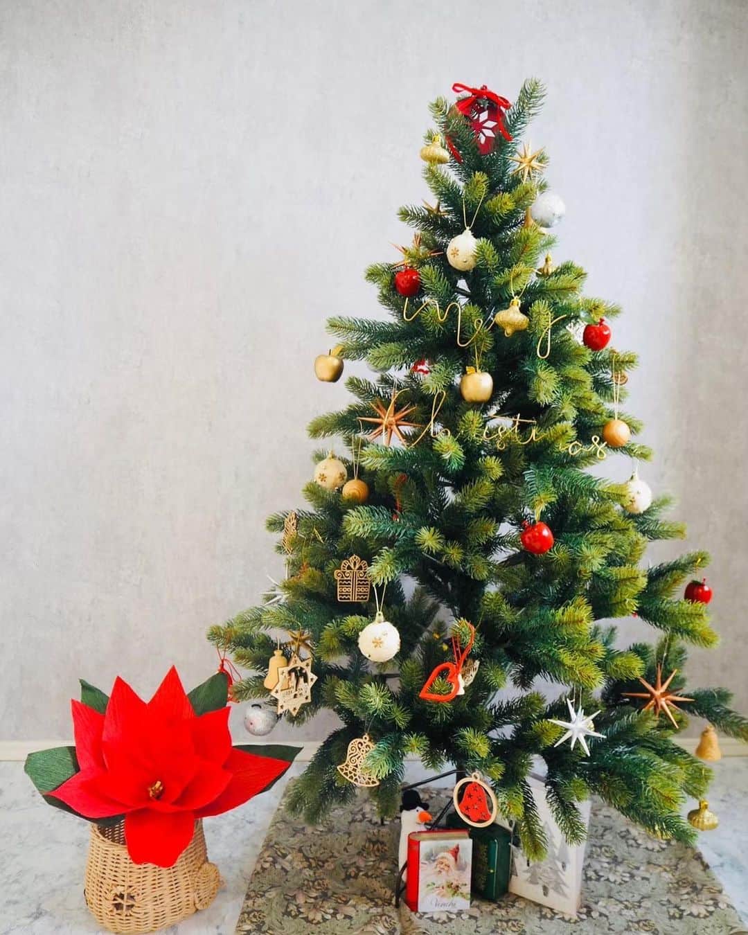 Gフラワー ジャイアントフラワー専門店さんのインスタグラム写真 - (Gフラワー ジャイアントフラワー専門店Instagram)「ポインセチア  ハロウィンまで１週間をきりましたね！  そして、ハロウィンの次のイベントと言えば…  クリスマス🎄  街中でもチラホラクリスマスグッズが並び始めました。  G+flowerでは、クリスマスにぴったりの『ポインセチア』をご用意してます。  定番の赤から、鮮やかなピンクやブルーなどさまざまな色でお作りしてます！  クリスマスツリーの隣や玄関にも飾れて、一気に雰囲気がクリスマスに🎄  この季節に人気のお花『ポインセチア』  1輪からご注文可能です🙆‍♀️  お気軽にお問合せ下さい🙇‍♀️  【販売先】 冬季限定　ポインセチア giantflower powered by BASE giantflower.thebase.in ※ストーリーの“BASE購入先”のリンクから飛べます！  【G+flower】 HP  https://www.g-flower.club/ ブログ　https://ameblo.jp/giant-flower/ Tel: 03-6820-0738(平日9:00〜16:00) Mail: support@g-flower.club  #ジャイアントフラワー #イベント装飾　#ジャイアントフラワーレッスン　#ジャイアントフラワー教室　#会場装飾　#誕生日装飾　#ポインセチア　#クリスマスアイテム　#冬のフォトスポット#クリスマス装飾　#華やかなお花　#オリジナルフラワー #giantflower」10月26日 11時19分 - giant.flower