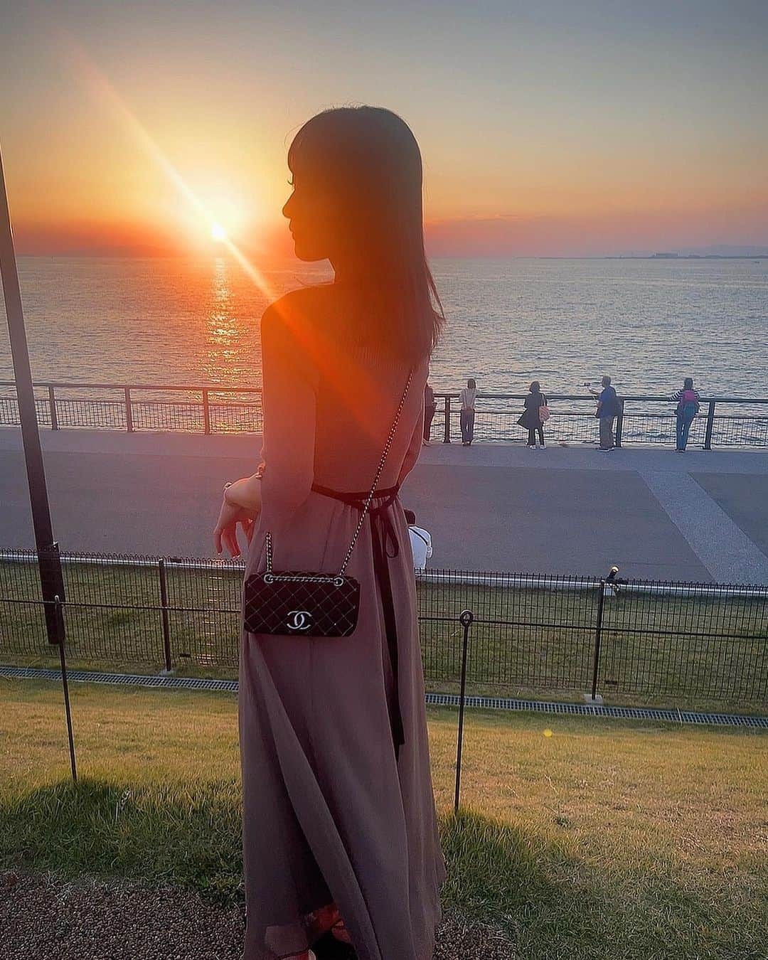 明石奈津子のインスタグラム：「・ 昨日の夕日さん🌇☀️❤️ 久々インスタ更新!😂」