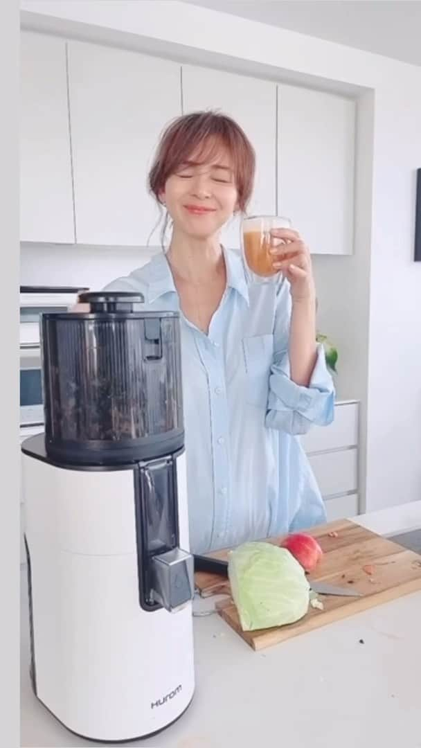 SHIHOのインスタグラム：「Morning Juice made with @huromjapan   今日の朝食は、CCAジュース。 Carrot🥕 Cabbage🥬 Apple🍎をザクザク切って、 2:1:2の割合で、Huromジューサーにいれるだけの ジュース。  リンゴ+ニンジンは、便秘予防や毒素排出に効果◎ キャベツは、血液循環やビタミンC,U,Kがとれて、 消化にも◎。 胃腸が弱っているときにおすすめです！  健康維持やダイエット、抗がんなど、 いいことたくさん💓 朝、手作りジュースを飲むと調子がすごーくいい！  みなさん、今日も素敵な1日を🙌🏻✨  오늘 아침은 CCA주스！ Carrot🥕Cabbage🥬Apple🍎을 큼직하게 잘라서  2:1:2 비율로 @huromjapan에 넣기만 하면 되요.  사과+당근은 변비예방 및 독소배출에 효과◎ 양배추는 혈액 순환과 비타민 C, U, K를 섭취할 수 있고 소화에도 ◎. 위장이 약할 때 추천해요!  건강유지나 다이어트, 항암 등 좋은 것들이 많아요💓아침에 수제주스를 마시면 상태가 너무 좋지요!  여러분 오늘도 멋진 하루 보내세요🙌🏻✨  #hurom #huromambassador  #huromuniverse #juice #juicerecipe #cheersforhealth #휴롬 #ヒュ-ロム #搾汁ジュース #CCA #CCAjuice」