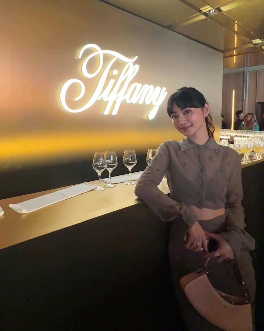 柳橋唯のインスタグラム：「なんで今さらこの写真を投稿しようと思ったのか甚だ疑問ではありますが...  9月中旬、真理子様にお誘いいただいて @tiffanyandco 表参道のリニューアルイベント的なものにうっかり紛れ込んだ時の写真です。  なんかどえらい場所でした。 ぱーてー会場で何をしたらいいか、どんな顔をして過ごせばいいのかわからない私はそそくさと退散しました。 スリョンさんになれたらまた行きたいです。けいぐ。  #3枚目場所に不慣れすぎて顔が強張るわたち #バッグ全開はデフォルト #ぱーてーの楽しみ方難しい」