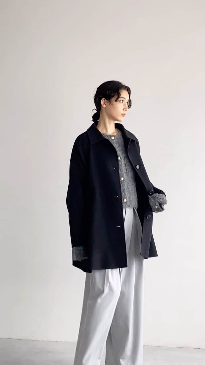 アパートバイローリーズのインスタグラム：「recommend item 🏷️アイテム詳細は画面から  カシープステンカラーコート ¥27,500 taxin  コートとは思えないくらいの 軽い着心地です。 しなやかに身体に沿ってくれます。  ミドル丈は身長やボトムスを選ばない、と お客様からご好評をいただいている アイテムです。  #apartby #アパートバイ #コート #ステンカラーコート  #ウール #秋コーデ #冬コーデ  #アウターコーデ #アウター」