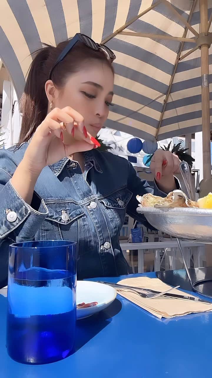 のインスタグラム：「りおな牡蠣の食べ比べ🦪⇄ in LA ソースについて語ってます🗣️笑  「このソース、レモンが入っとるけん、さっぱりで合う!!!」っていーよる🍋笑  今日もリハーサル頑張ろ〜❤️」