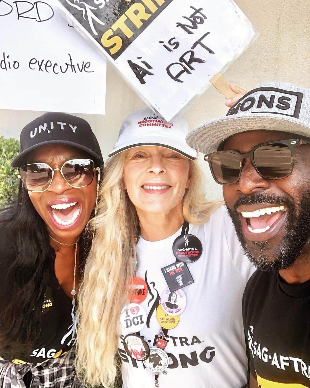 アリミ・バラードのインスタグラム：「UNTIL IT’S DONE!!! Workers must SHARE in the WEALTH they help CREATE. 🇺🇸  “One day LONGER.. One day STRONGER..” 💫💯   #UnionSTRONG #SAGAFTRAStong #WGAStrong #TEAMSTERS #SOLIDARITY #TogetherWeARE」