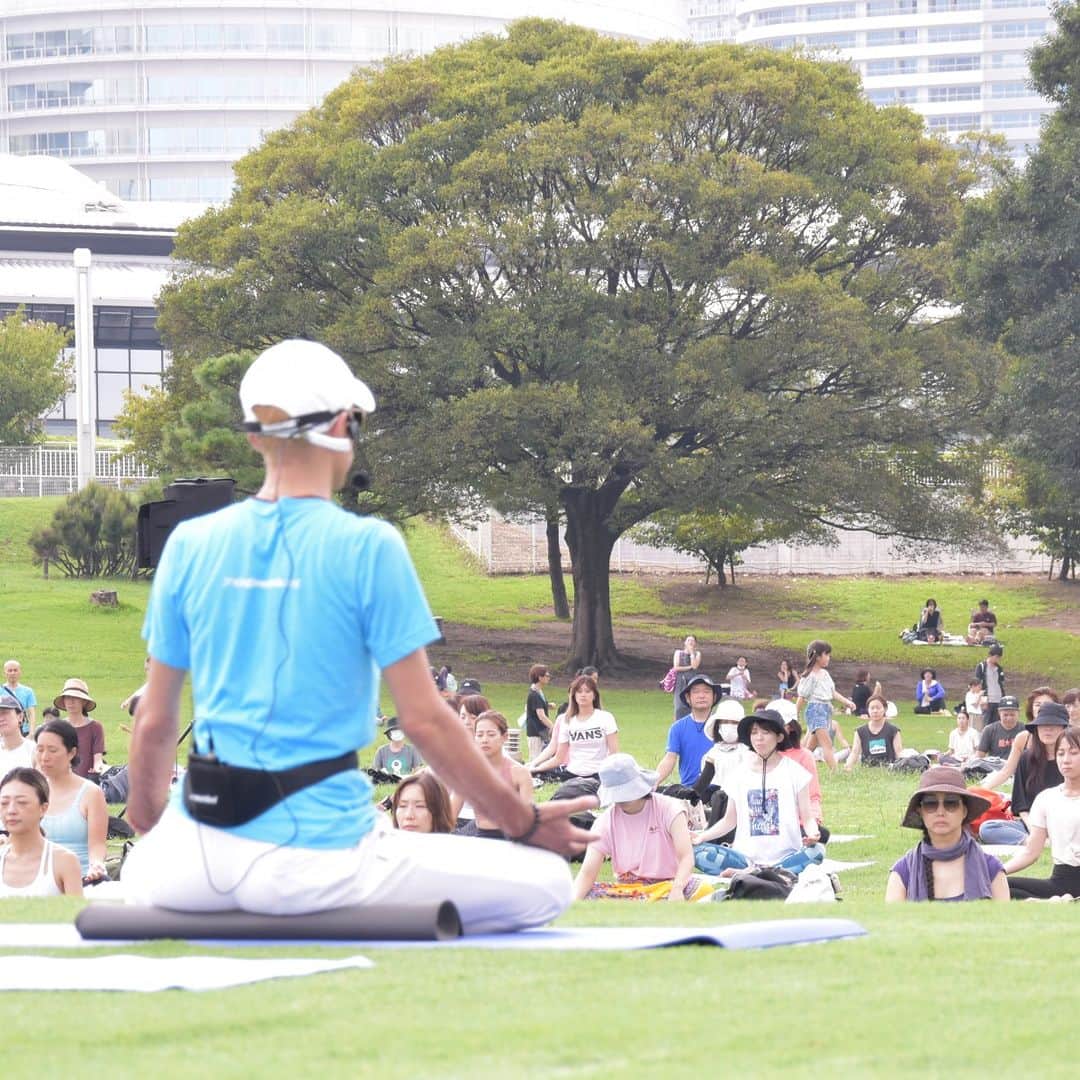 マンドゥカ 日本公式アカウントさんのインスタグラム写真 - (マンドゥカ 日本公式アカウントInstagram)「📃Event Playback - Yogafest Yokohama 2023  9/16-9/18、4年ぶりに #ヨガフェスタ が横浜で開催されました。  日本・海外で活躍するヨガインストラクターが一堂に集う、アジア最大級のヨガイベント。  Mandukaアンバサダーも多数登壇し、大変な賑わいを見せていました。  #Mandukaアンバサダー Haiderさん (@haider__life )  2023.09.16 ✅Chama、峯岸道子、ダフネ、ハイダーによるコラボレーションクラス  インドの女性や子供たちのための非営利団体Yoga Gives Backアンバサダー4名 Chama、峯岸道子、ダフネ、ハイダーによるコラボレーションクラス。  ✅チャクラフローヨガ ～自然の愛と調和と共に～  やさしいチャクラフローヨガで、自然の源にある5大要素から体を通して五感につながっていきます。 このクラスは、各チャクラの調和を生み出すためのシンプルなポーズで構成されたフローヨガ、呼吸法、音楽、瞑想、シンギングボールのサウンド・バス（音に浸る癒しの時間）を組み合わせたクラス。   ブログでもご紹介しております。 https://manduka.jp/event/yogafest2023/  #manduka #manduka_japan #マンドゥカ #mandukayoga #mandukayogamat #マンドゥカヨガマット #ヨガマット #ヨガフェスタ #ヨガフェスタ横浜 #ヨガフェスタ横浜2023 #ヨガフェスタ2023 #マンドゥカアンバサダー #Mandukaアンバサダー #ヨガイベント #ヨガ体験 #ヨガ教室 #ヨガ講師 #ヨガ初心者 #ヨガワークショップ #yogaevent」10月26日 11時30分 - manduka_japan