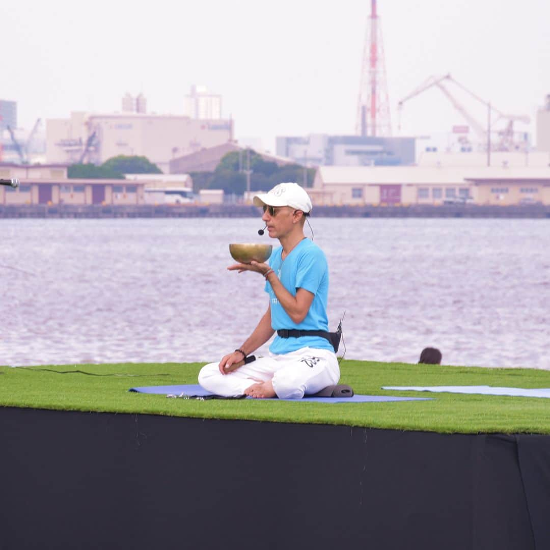 マンドゥカ 日本公式アカウントさんのインスタグラム写真 - (マンドゥカ 日本公式アカウントInstagram)「📃Event Playback - Yogafest Yokohama 2023  9/16-9/18、4年ぶりに #ヨガフェスタ が横浜で開催されました。  日本・海外で活躍するヨガインストラクターが一堂に集う、アジア最大級のヨガイベント。  Mandukaアンバサダーも多数登壇し、大変な賑わいを見せていました。  #Mandukaアンバサダー Haiderさん (@haider__life )  2023.09.16 ✅Chama、峯岸道子、ダフネ、ハイダーによるコラボレーションクラス  インドの女性や子供たちのための非営利団体Yoga Gives Backアンバサダー4名 Chama、峯岸道子、ダフネ、ハイダーによるコラボレーションクラス。  ✅チャクラフローヨガ ～自然の愛と調和と共に～  やさしいチャクラフローヨガで、自然の源にある5大要素から体を通して五感につながっていきます。 このクラスは、各チャクラの調和を生み出すためのシンプルなポーズで構成されたフローヨガ、呼吸法、音楽、瞑想、シンギングボールのサウンド・バス（音に浸る癒しの時間）を組み合わせたクラス。   ブログでもご紹介しております。 https://manduka.jp/event/yogafest2023/  #manduka #manduka_japan #マンドゥカ #mandukayoga #mandukayogamat #マンドゥカヨガマット #ヨガマット #ヨガフェスタ #ヨガフェスタ横浜 #ヨガフェスタ横浜2023 #ヨガフェスタ2023 #マンドゥカアンバサダー #Mandukaアンバサダー #ヨガイベント #ヨガ体験 #ヨガ教室 #ヨガ講師 #ヨガ初心者 #ヨガワークショップ #yogaevent」10月26日 11時30分 - manduka_japan