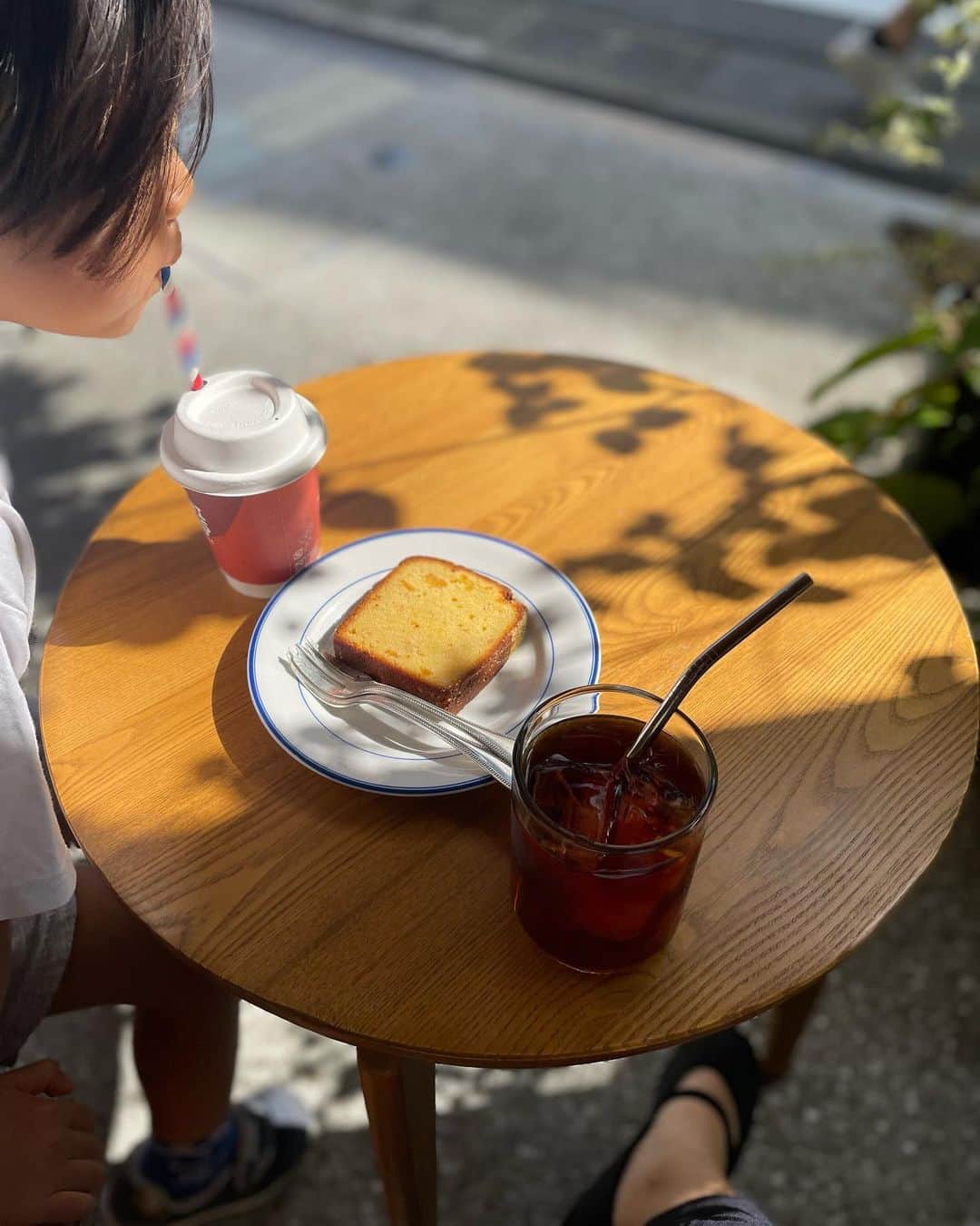 佐倉真衣のインスタグラム：「いつまで一緒にお茶してくれるかな☕️ 今年から秋がすごく好きになった🍂 夏は暑すぎや  #快適 #男の子ママ #momandson」