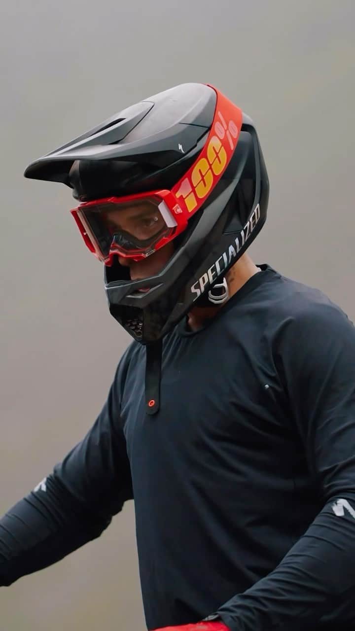 Hugo Garciaのインスタグラム：「Amancaes session con los causas previo al Round 6 del @enduroseriesperu 🖤⛰️   📹 @mtbalmango」
