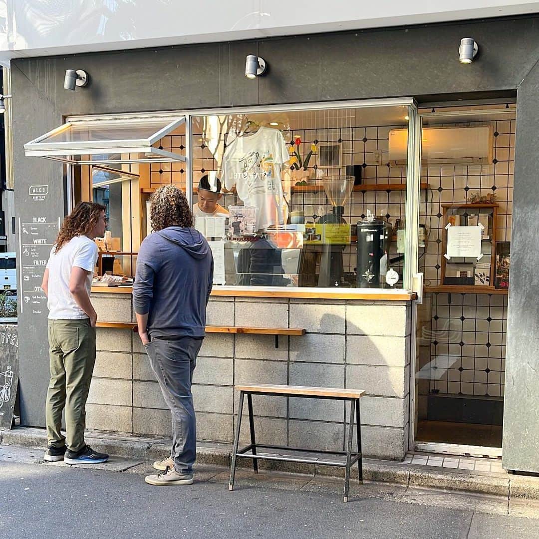 ABOUT LIFE COFFEE BREWERSのインスタグラム：「【ABOUT LIFE COFFEE BREWERS 道玄坂】  The season for delicious warm coffee has arrived!  The types of coffee beans are changing little by little these days! ☕️ If you have any questions, please feel free to ask our staff👫  We're Open 9am-6pm 🏠  温かいコーヒーが美味しい季節がやって来ましたね☕️ 最近コーヒー豆の種類も少しずつ入れ替わってきています！ コーヒー豆について気になることがあれば お気軽にスタッフまでお問い合わせくださいませ👫  🚴dogenzaka shop 9:00-18:00(weekday) 11:00-18:00(weekend and Holiday) 🌿shibuya 1chome shop 8:00-18:00  #aboutlifecoffeebrewers #aboutlifecoffeerewersshibuya #aboutlifecoffee #onibuscoffee #onibuscoffeenakameguro #onibuscoffeejiyugaoka #onibuscoffeenasu #akitocoffee  #stylecoffee #warmthcoffee #aomacoffee #specialtycoffee #tokyocoffee #tokyocafe #shibuya #tokyo」