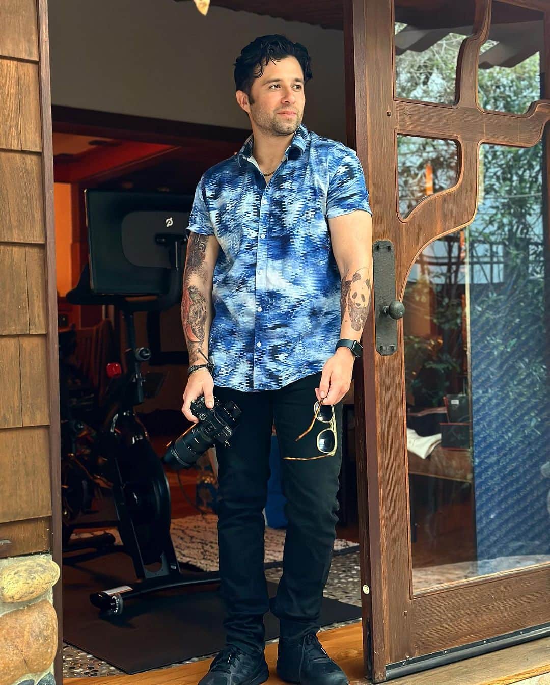 エディー・マーティンのインスタグラム：「Im having too much fun with my temporary tats.  It’s just for a Halloween costume.」