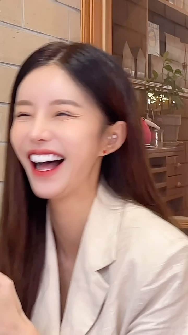 のインスタグラム：「뭐만하면 빵빵 터져서 눈가는 필히  라에스테 쿠션으로 톡톡해줘야함..😂  만나는 사람마다 제 피부보고 쿠션 궁금하다고 한번만 써보자고하고 써보자마자 너무 좋다며 쿠션 유목민에서 바로 라에스테로 정착! 😍❤️  라에스테의 가장 큰 장점🙌🏻 아침에 한 메이크업 그대로 수정 메이크업 필요없이 밤까지 그대로 밀착되고 지속되는게  신기할 정도로 강점✨  그리고 개인적으로는 증정으로 나가는 부스팅패드랑 꼭 같이 써보시길🫶🏻 환절기에 이만한 조합 없어요! 바르자마자 윤광 올라오는게 둘 조합 말해모해🫧  라에스테 쿠션 기다려주셨던 분들이 많았는데 오늘 오후 12시전에 주문주신분들은 오늘 바로 발송으로 만나볼 수 있어요 :)  이번엔 놓치지마시고 공구기간에 꼭 구매해주세요! 🤙🏻🩵  #모공을자연스럽게채워주는쿠션  #자연스러운속광쿠션」