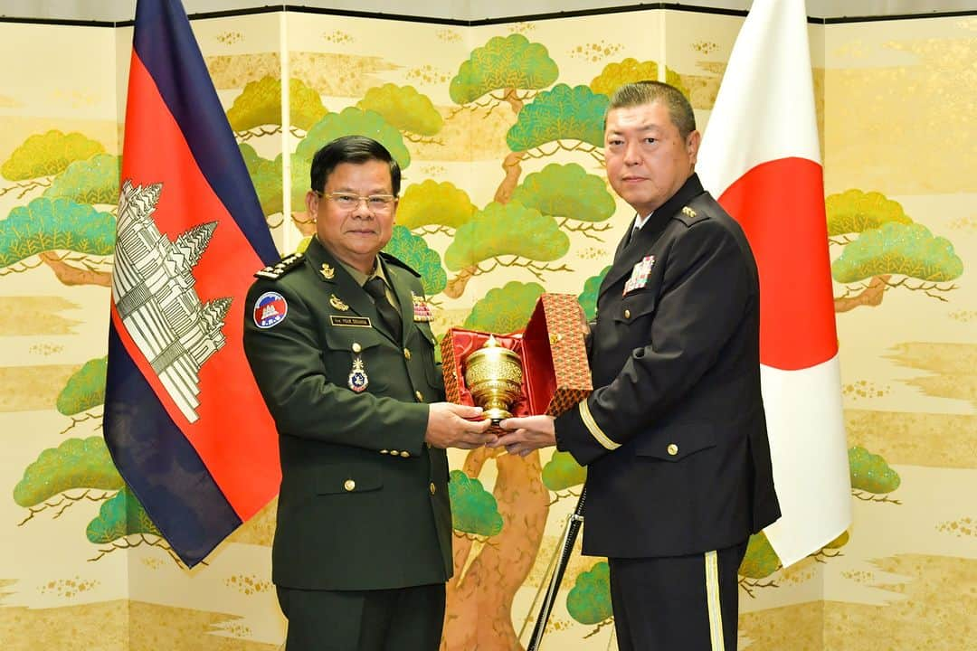 陸上自衛隊さんのインスタグラム写真 - (陸上自衛隊Instagram)「陸上自衛隊は、１０月２４日、本年２月に署名した「陸上自衛隊とカンボジア王国陸軍の協力に関する取決め」に基づき、初となる幕僚協議を行いました。陸上自衛隊は、１９９２年、カンボジアでの国連平和維持活動（ＵＮＴＡＣ）に自衛隊として初めて部隊を派遣して以来、カンボジア王国陸軍との良好な関係を維持しており、引き続き、多層的な防衛協力・交流を推進して協力関係を強化していきます。🇰🇭🇯🇵 #カンボジア  https://fb.watch/nMajp532TG/   JGSDF held the 1st Staff Working Group with the Royal Cambodian Army (RCA) on Oct 24 based on the “Terms of Reference on cooperation between  RCA and the JGSDF” signed in Feb 2023. JGSDF has maintained good relationship with RCA since 1992, when JSDF sent troops to Cambodia for UN Peacekeeping for the first time, and will continue to strengthen bilateral relationship by promoting multi-layered defense cooperation.🇰🇭🇯🇵 #Cambodia #JGSDF #peacekeeping」10月26日 12時00分 - jgsdf_pr