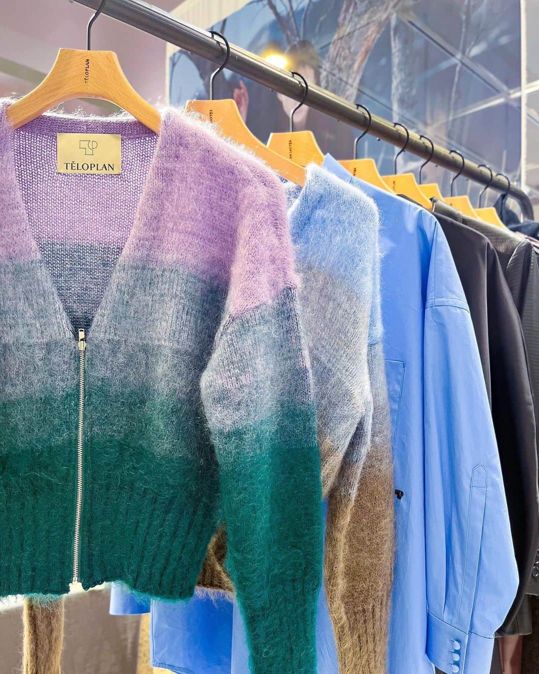 のインスタグラム：「. 𝙏𝙀̆𝙇𝙊𝙋𝙇𝘼𝙉 𝙋𝙊𝙋 𝙐𝙋 𝙎𝙏𝙊𝙍𝙀 Until 10/31 At 3F『D-LAB』  『内なる自分を引き出す一着』として纏う戦闘着をコンセプトとした『TĔLOPLAN』が、23AWコレクションを一堂に展開する23AW関西地区初のポップアップストアを開催。 メンズウェアからのインスピレーションを取り入れつつ、素肌を衣服の一部として完結させたデザインのアイテムや、Atitaya Colour Gradient Knitの新色などもラインアップ。  Page1　カーディガン　44,000円  Page2　ジャンプスーツ　77,000円  Page3 ニット　26,400円 カットソー　30,800円  Page4 キャミドレス　38,500円 ドレス　33,000円  Page5　トップス　38,500円  Page6　ソックスベルト　25,300円  Page7　バッグ　55,000円  Page8 左)コート　71,500円 右)コート　110,000円  #TELOPLAN  #テーロプラン #hankyumode #hankyu #阪急うめだ本店 #阪急本店 #うめはん #ファッション  #hankyumode23aw #hankyumode23awwear #ニットカーディガン #ニット #コート #23aw新作 #新作」