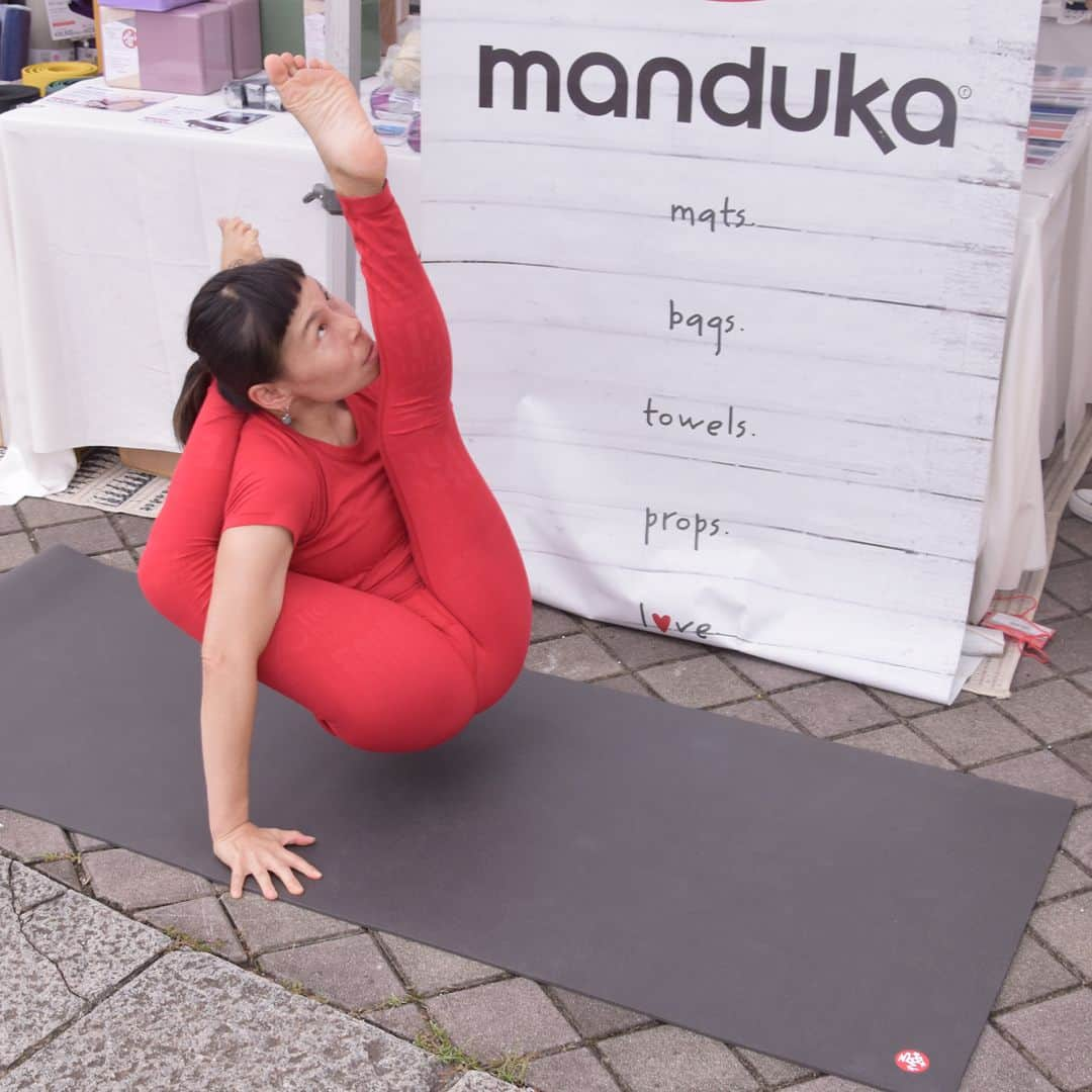 マンドゥカ 日本公式アカウントさんのインスタグラム写真 - (マンドゥカ 日本公式アカウントInstagram)「📃Event Playback - Yogafest Yokohama 2023  9/16-9/18、4年ぶりに #ヨガフェスタ が横浜で開催されました。  日本・海外で活躍するヨガインストラクターが一堂に集う、アジア最大級のヨガイベント。  Mandukaアンバサダーも多数登壇し、大変な賑わいを見せていました。  #Mandukaアンバサダー 片岡まりこさん (@kataokamarico  @ebisuyoga_studio )  2023.09.16 ✅歩行とヨガで土台＆美脚を作る  足の解剖学を通じて、アーサナや美脚＆美尻にも活かせ、歩行のレベルアップを目指しましょう。マットの上でも、降りても快適ボディ！足は体の土台、アーサナにおいても重要な土台。自分の骨格にあった土台を作れるように学ぶクラス。  ブログでもご紹介しております。 https://manduka.jp/event/yogafest2023/  #manduka #manduka_japan #マンドゥカ #mandukayoga #mandukayogamat #マンドゥカヨガマット #ヨガマット #ヨガフェスタ #ヨガフェスタ横浜 #ヨガフェスタ横浜2023 #ヨガフェスタ2023 #マンドゥカアンバサダー #Mandukaアンバサダー #ヨガイベント #ヨガ体験 #ヨガ教室 #ヨガ講師 #ヨガ初心者 #ヨガワークショップ #yogaevent」10月26日 12時00分 - manduka_japan