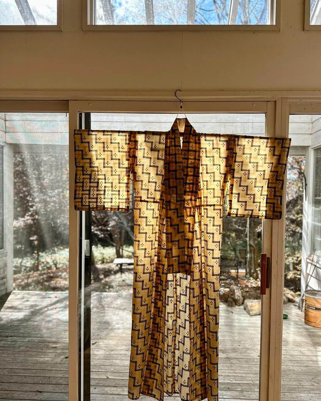 山崎陽子さんのインスタグラム写真 - (山崎陽子Instagram)「破芭蕉 悩み抜いて、芭蕉布を自分で洗った。 縮みなく、さっぱりと気持ちよく仕上がる。 すごいな、芭蕉布❤︎ #kimono #芭蕉布 #着物の洗濯 #自己責任  #八ヶ岳の日々  デリケートモード 水温30℃ スピンスピード400 じわーっと手で縦に伸ばしながら干し、 湿った状態でアイロンをかけてさらに伸ばす。」10月26日 11時53分 - yhyamasaki