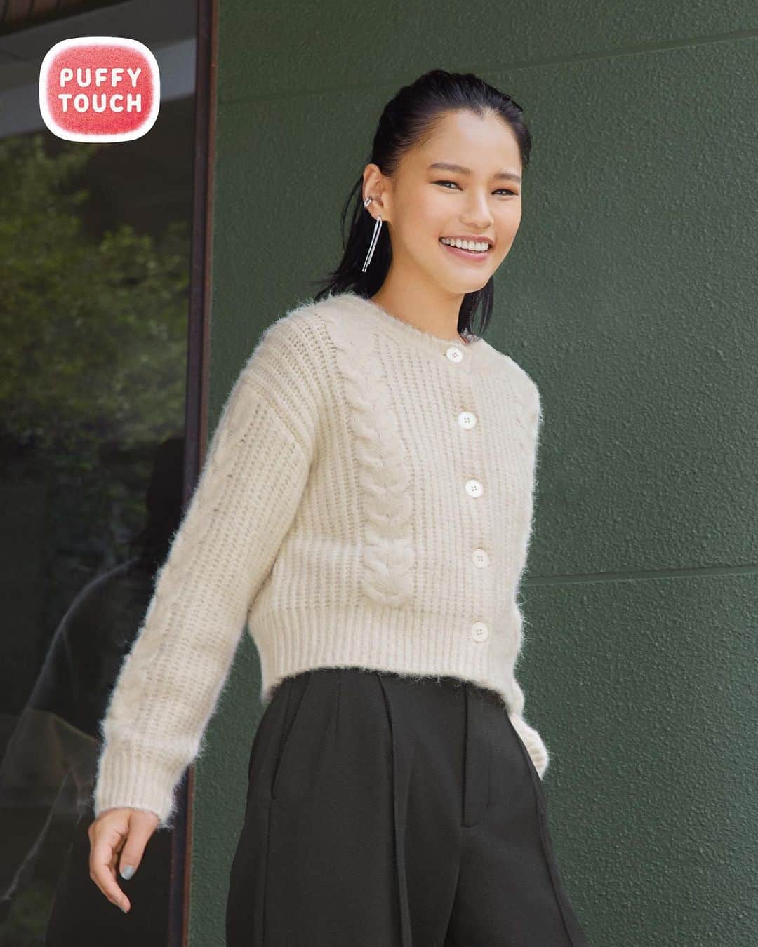 GUのインスタグラム：「. Puffy Touch Knit さわりたくなる、ふわふわニット  1枚で主役になる、ケーブルカーディガン。 どんなコーデにもマッチ。  ____________________  パフィータッチケーブルショートカーディガン(長袖) ¥2,990 品番： 347904 ____________________  #パフィータッチニット #puffytouchknit #ニット #knit #ケーブル #cardigan #冬コーデ #wintercoordinate #GUコーデ #GUfashion #YOURFREEDOM #GU #ジーユー」
