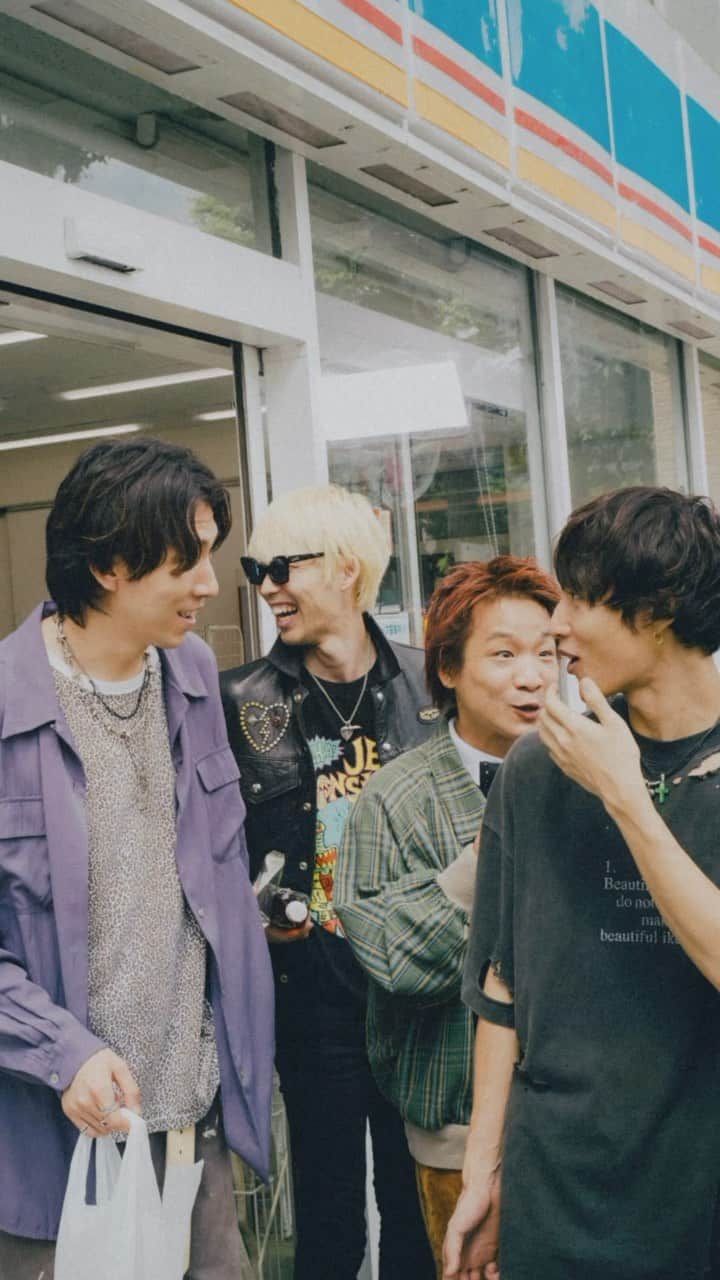 のインスタグラム：「10th ANNIVERSARY GIFT ALBUM「DREAMS」より、 「コンビニエンスラブ」MVのオフムービーを公開！🏪  movie by @renzo1101   #gogovanillas #バニラズ #DREAMS #コンビニエンスラブ」