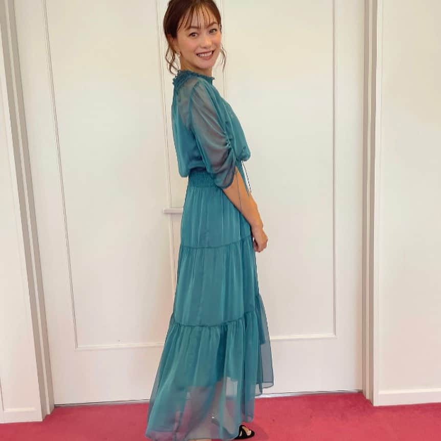 蛯原英里さんのインスタグラム写真 - (蛯原英里Instagram)「撮影のひとコマ いつもお世話になっている @ikumin.hairmake  @nozomix07 と一緒♡  楽しや楽し😍  ドレス　@dorry_doll_official   #撮影 #dorrydoll」10月26日 11時57分 - eriebihara