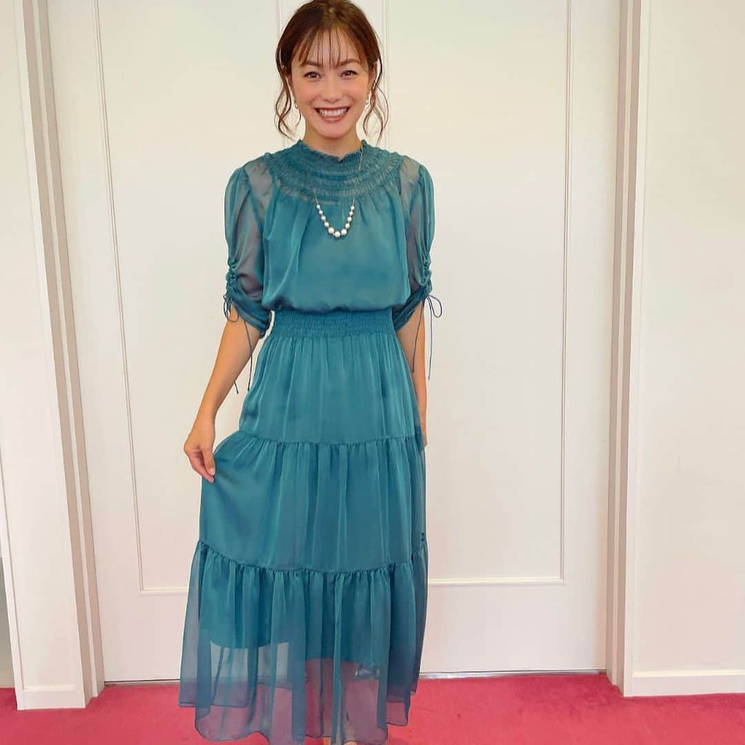 蛯原英里さんのインスタグラム写真 - (蛯原英里Instagram)「撮影のひとコマ いつもお世話になっている @ikumin.hairmake  @nozomix07 と一緒♡  楽しや楽し😍  ドレス　@dorry_doll_official   #撮影 #dorrydoll」10月26日 11時57分 - eriebihara