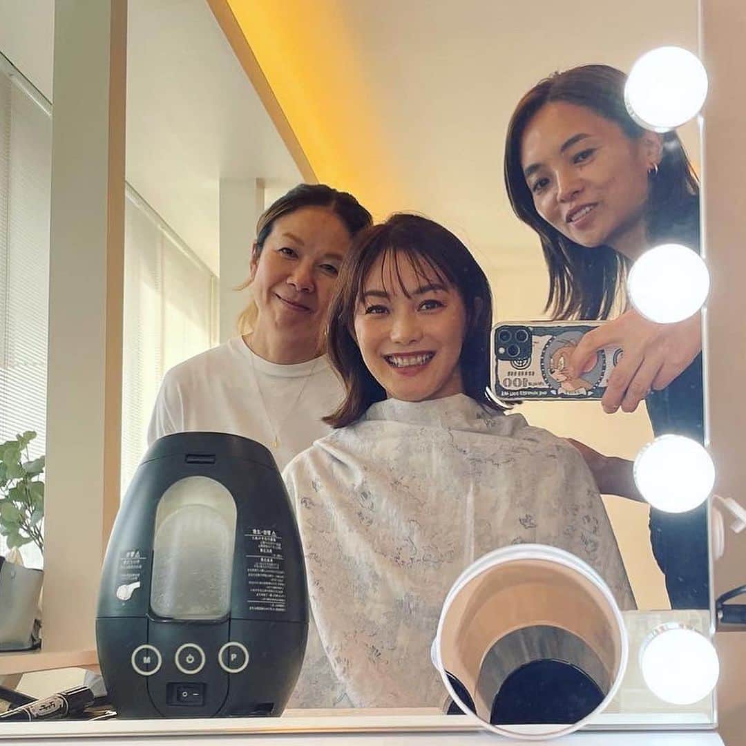 のインスタグラム：「撮影のひとコマ いつもお世話になっている @ikumin.hairmake  @nozomix07 と一緒♡  楽しや楽し😍  ドレス　@dorry_doll_official   #撮影 #dorrydoll」
