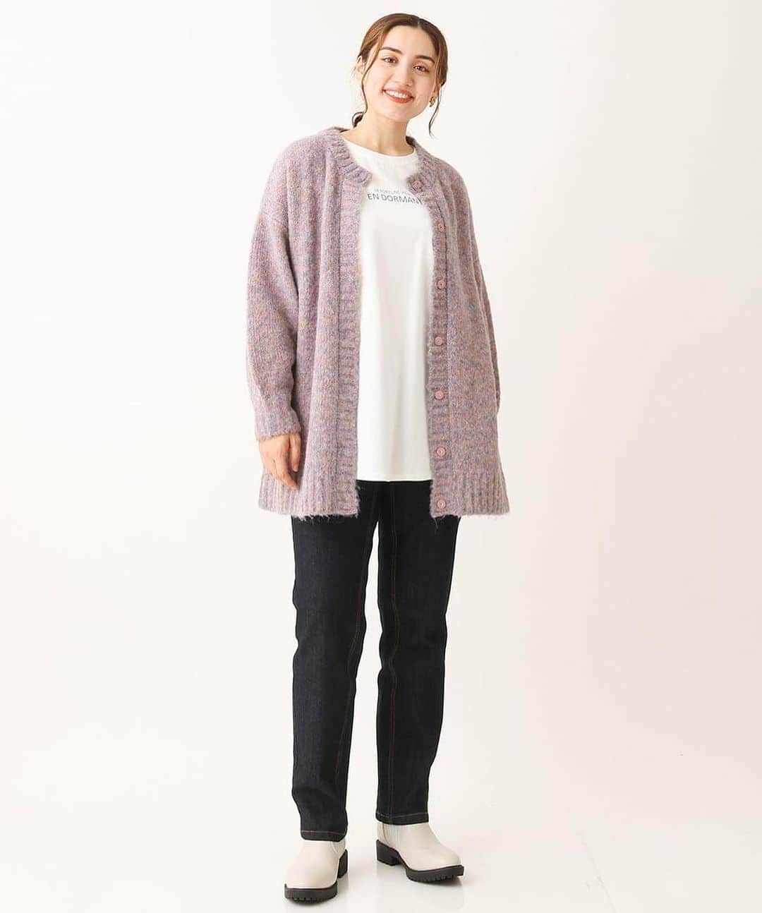 ぽっちゃり女子のオシャレブランド♪ エウルキューブのインスタグラム：「⁡ ⁡ ふわふわのミックスカラーが 可愛いゆったりカーディガン♪ ⁡ ⁡ ゆったりと肩の落ちたドロップショルダー。 ゆるっと前明きで抜け感スタイルでかわいく着こなせます。 ⁡ 前スナップ付きなので前をシッカリと閉めてプルオーバーの様に着るスタイリングもおすすめです。 ⁡ ⁡ ⁡ ⁡ ミックスヤーンローゲージ ニットカーディガン #OLCLS03099 ¥9,900 LL.4L 3色展開 ⁡ ⁡ ⁡ ⁡ ⁡ ⁡ 🔷店舗に在庫がない場合でも、オンラインストアに在庫があれば、店舗にて購入可能。送料無料でご自宅へ配送いたします。 ※詳しくは店舗スタッフまで。 ⁡ ⁡ 🔸LINEにてご来店予約や、商品のお問い合わせも承っております。お気軽に各店舗までお問い合わせ下さい。 ⁡ ⁡ ⁡ ⁡ ⁡ ⁡ @eur3_itokin @lovefashion_eur3   #lovefashion #lfc_eur3  #エウルキューブ #エウル #ぽっちゃり系 #ぽっちゃり系ファッション #ぽっちゃり女子コーデ #オトナラファーファ #eur3  #大きいサイズ #大きいサイズのおしゃれ #大きいサイズファッション #ぽわじょコーデ #ぽわんコーデ #アラサーコーデ　#アラフォーコーデ　#大人カジュアル　#カーディガンコーデ　#ざっくりニット #plussize  #plussize #plussizefashion  #plussizestyle」