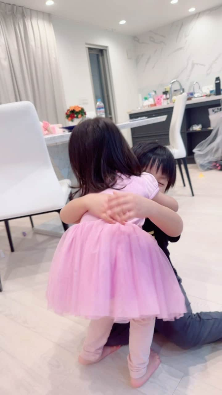 川崎希のインスタグラム：「カゲトラにお誕生日プレゼントもらって とっても喜んでたsister😘💕  なかよしだね💗💗💗  #3才　#6才」