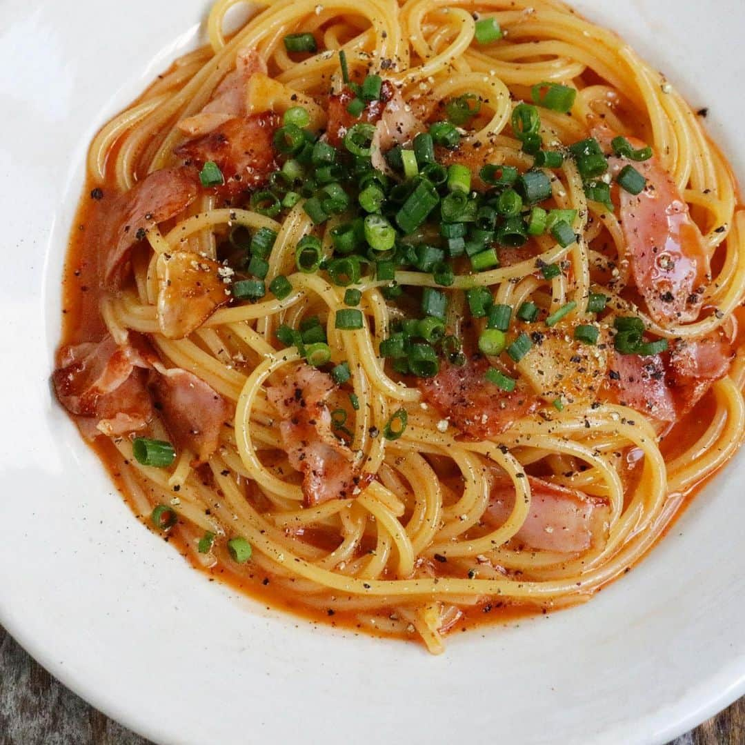 エダジュンのインスタグラム：「ベーコンのコチュジャンぺぺたま🍝🇰🇷  ぺぺたまにをコチュジャンで味付けしたら、 絶対美味しいだろうな〜🤤✨  と思って作ってみたら、大正解でした💯!!  フライパンにオリーブ油、にんにく、ベーコンを炒めて、 スパゲッティ、塩で味付けをする。  ボウルにたまご２個とコチュジャンを混ぜて、 具材を絡めたスパゲッティを混ぜる🥣  最後に小ねぎと黒胡椒をガリガリとしたら完成〜☺️  ピリッとした辛さに、たまごのマイルド感、 ペペロンチーノ風味が重なってう・ま・い〜😭✨  ペロリと頂きました🙌  #ぺぺたま #スパゲッティ #パスタ#pasta #エダジュン」