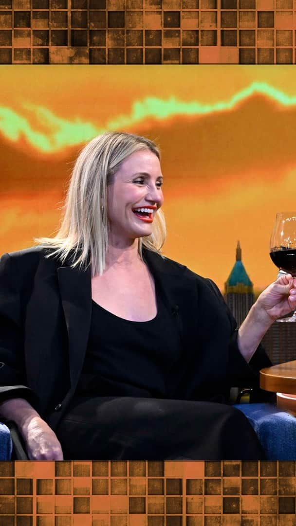 キャメロン・ディアスのインスタグラム：「@camerondiaz and Jimmy do a sunset cheers with @avaline🍷#FallonTonight」