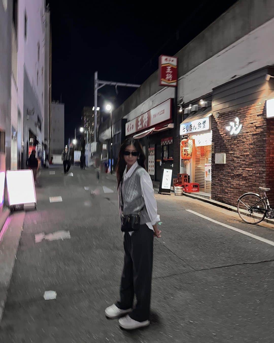 UESUGIRINAさんのインスタグラム写真 - (UESUGIRINAInstagram)「🩶  夜の渋谷はえもい。  観光客みたいになってるけど☁️ 顔的に観光客だと思われてるけども。    #outfits #monotonecode #shibuya  #ダークトーン #モノトーンコーデ  #ダークトーンコーデ #シャツコーデ  #スラックスコーデ #スニーカーコーデ  #カジュアルコーデ #骨格ウェーブコーデ #海外ファッション #ニットベストコーデ」10月26日 12時12分 - uerina__.t