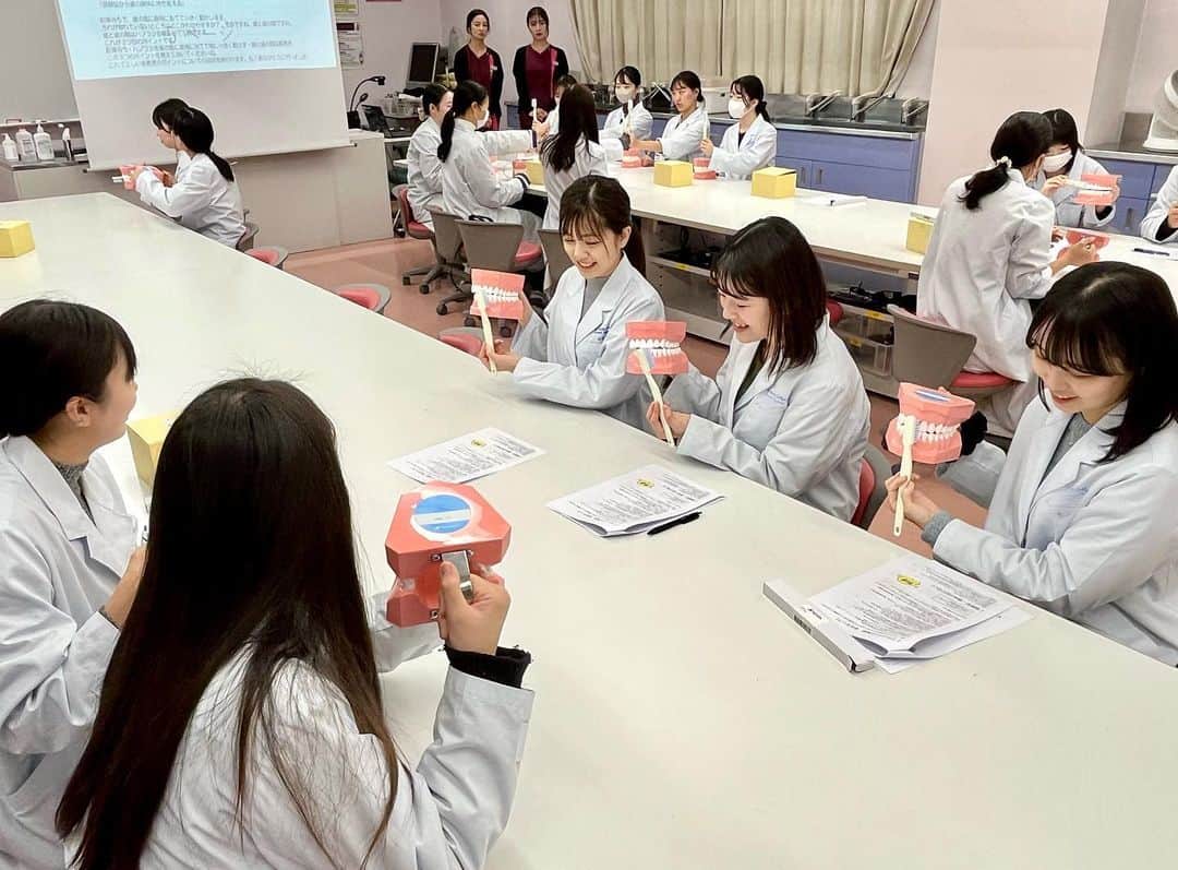 新大阪歯科衛生士専門学校【公式】さんのインスタグラム写真 - (新大阪歯科衛生士専門学校【公式】Instagram)「学生スタッフ研修会📖✏️  オープンキャンパスをサポートしてくれている 学生スタッフの研修会を行いました🌱  オープンキャンパスに参加されるみなさんが より満足してもらえるよう、ホスピタリティや サービスマインドについて学びましたよ😌  明るくて優しい学生スタッフが オープンキャンパスでお待ちしています！ ぜひご参加くださいね💁🏻‍♀️✨」10月26日 12時27分 - sdhc1115