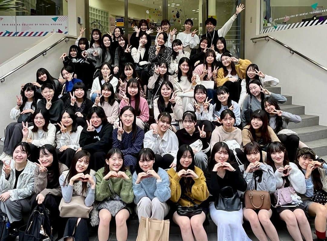新大阪歯科衛生士専門学校【公式】さんのインスタグラム写真 - (新大阪歯科衛生士専門学校【公式】Instagram)「学生スタッフ研修会📖✏️  オープンキャンパスをサポートしてくれている 学生スタッフの研修会を行いました🌱  オープンキャンパスに参加されるみなさんが より満足してもらえるよう、ホスピタリティや サービスマインドについて学びましたよ😌  明るくて優しい学生スタッフが オープンキャンパスでお待ちしています！ ぜひご参加くださいね💁🏻‍♀️✨」10月26日 12時27分 - sdhc1115
