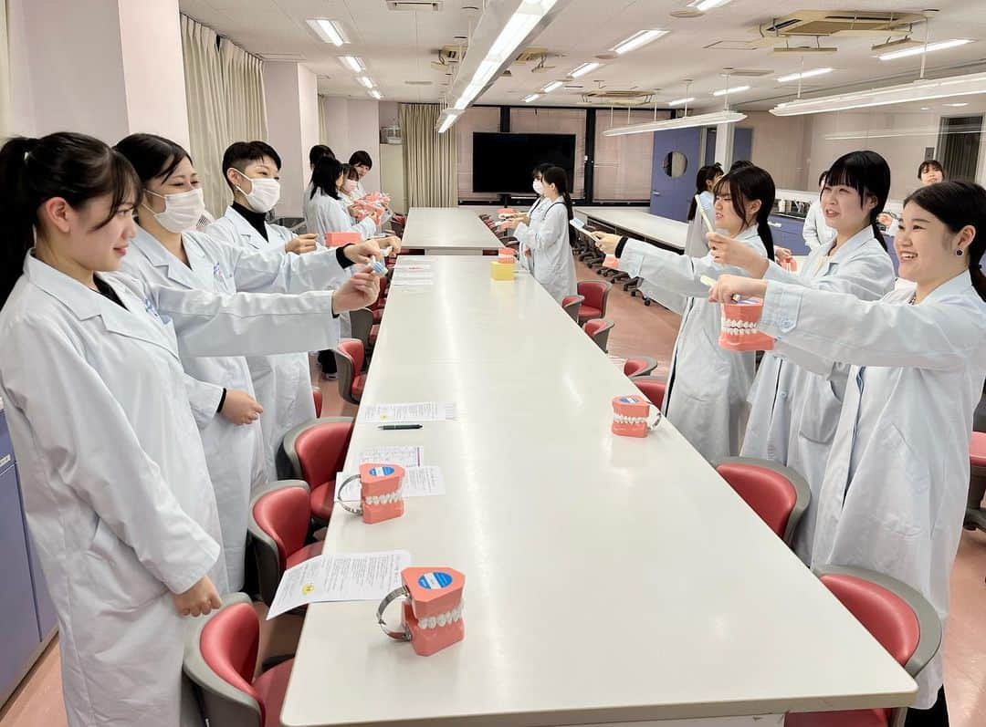 新大阪歯科衛生士専門学校【公式】さんのインスタグラム写真 - (新大阪歯科衛生士専門学校【公式】Instagram)「学生スタッフ研修会📖✏️  オープンキャンパスをサポートしてくれている 学生スタッフの研修会を行いました🌱  オープンキャンパスに参加されるみなさんが より満足してもらえるよう、ホスピタリティや サービスマインドについて学びましたよ😌  明るくて優しい学生スタッフが オープンキャンパスでお待ちしています！ ぜひご参加くださいね💁🏻‍♀️✨」10月26日 12時27分 - sdhc1115