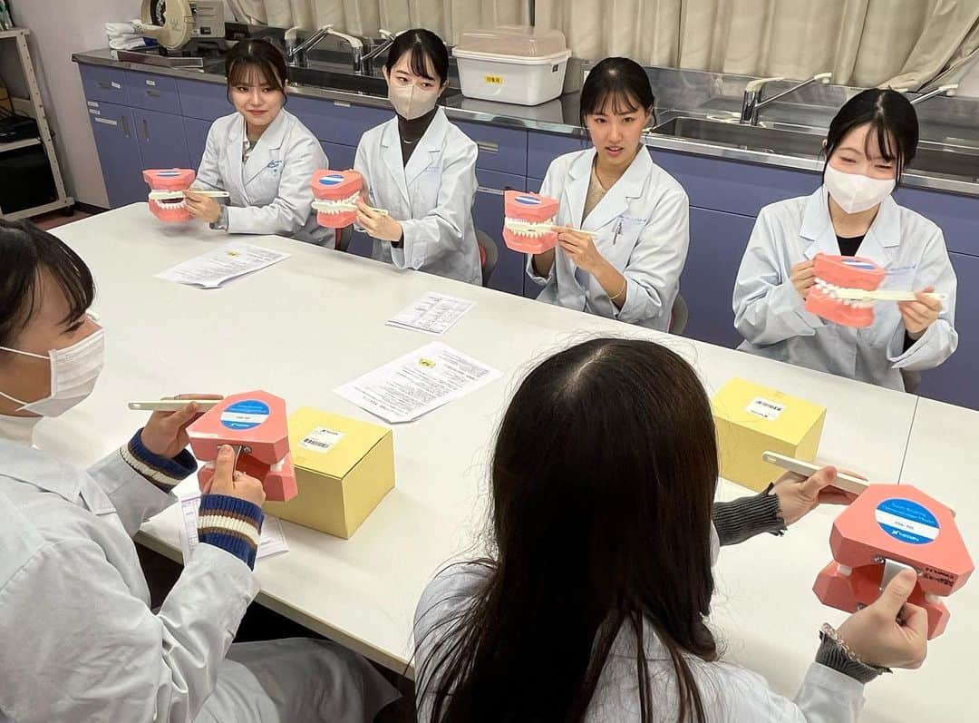 新大阪歯科衛生士専門学校【公式】さんのインスタグラム写真 - (新大阪歯科衛生士専門学校【公式】Instagram)「学生スタッフ研修会📖✏️  オープンキャンパスをサポートしてくれている 学生スタッフの研修会を行いました🌱  オープンキャンパスに参加されるみなさんが より満足してもらえるよう、ホスピタリティや サービスマインドについて学びましたよ😌  明るくて優しい学生スタッフが オープンキャンパスでお待ちしています！ ぜひご参加くださいね💁🏻‍♀️✨」10月26日 12時27分 - sdhc1115