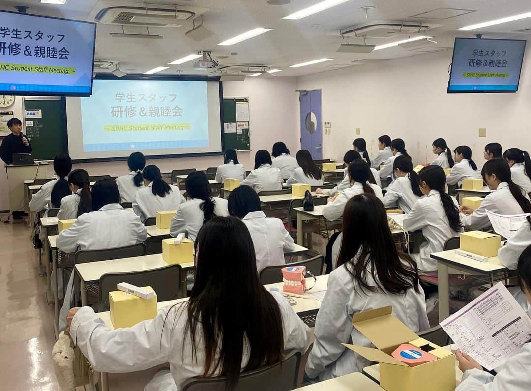 新大阪歯科衛生士専門学校【公式】のインスタグラム：「学生スタッフ研修会📖✏️  オープンキャンパスをサポートしてくれている 学生スタッフの研修会を行いました🌱  オープンキャンパスに参加されるみなさんが より満足してもらえるよう、ホスピタリティや サービスマインドについて学びましたよ😌  明るくて優しい学生スタッフが オープンキャンパスでお待ちしています！ ぜひご参加くださいね💁🏻‍♀️✨」