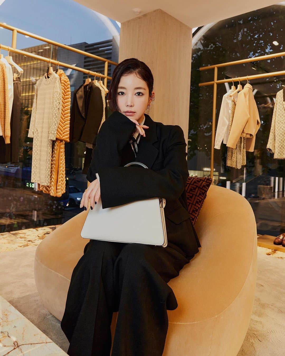 가로수길 , Seoulのインスタグラム：「FENDI WINTER 23-24 COLLECTION ✨ @kieunse ✨  펜디 행사장에서 만난 기은세님 💕」